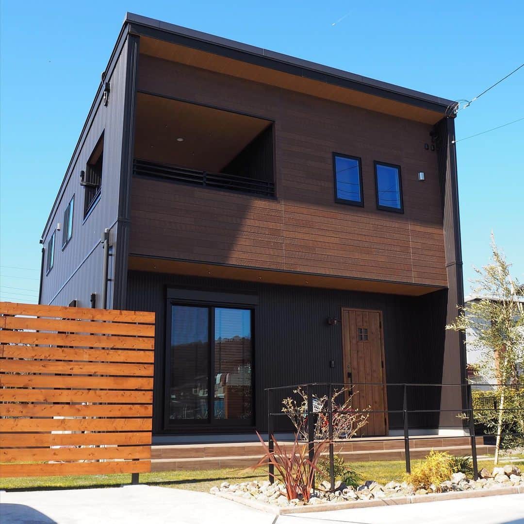 suzukuri さんのインスタグラム写真 - (suzukuri Instagram)「suzukuriのラインナップの中でもNo.1の人気を誇るモデル「Viento」。  「Viento」は十人十色の外観デザインが可能で、あなたらしい家を叶えます。 外壁や屋根の色、サッシやドアまで細かくカスタマイズすることが可能で、ウッドデッキの取り付けも人気です。  出来上がる過程を大切に、細部までこだわる家づくりを応援します。  外観のカラーリングは“塗り絵気分”でカスタマイズのシミュレーションできます。 自分らしいスタイル、自分流のコーディネートで、イメージを膨らませてみませんか。  ▶︎Vientoの詳細・資料請求とカスタマイズシミュレーションはプロフィールリンクから。⁠ →@suzukuri.official」3月30日 18時45分 - suzukuri.official
