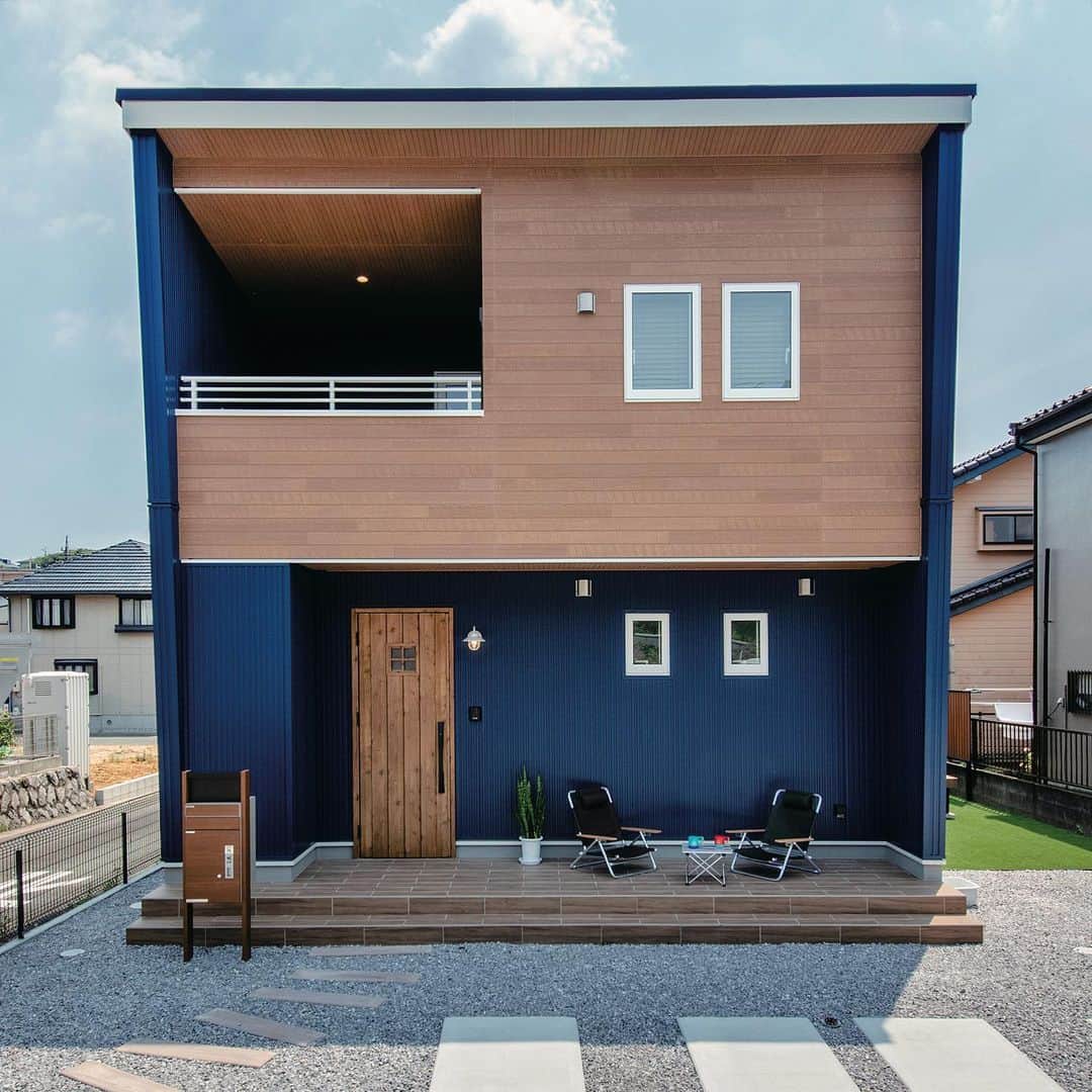 suzukuri さんのインスタグラム写真 - (suzukuri Instagram)「suzukuriのラインナップの中でもNo.1の人気を誇るモデル「Viento」。  「Viento」は十人十色の外観デザインが可能で、あなたらしい家を叶えます。 外壁や屋根の色、サッシやドアまで細かくカスタマイズすることが可能で、ウッドデッキの取り付けも人気です。  出来上がる過程を大切に、細部までこだわる家づくりを応援します。  外観のカラーリングは“塗り絵気分”でカスタマイズのシミュレーションできます。 自分らしいスタイル、自分流のコーディネートで、イメージを膨らませてみませんか。  ▶︎Vientoの詳細・資料請求とカスタマイズシミュレーションはプロフィールリンクから。⁠ →@suzukuri.official」3月30日 18時45分 - suzukuri.official