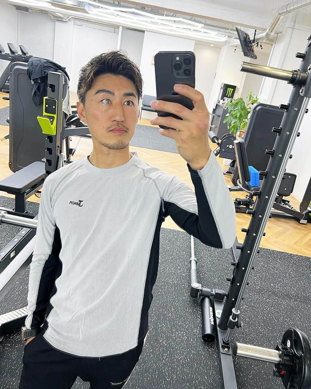 山崎秀晃のインスタグラム：「いつも愛用してるJawinのトレーニングインナー🕴️  デザインもいいのでプライベートでも着るし、アンダーとしてもお洒落に着させて頂いてます👊  @jawin_workwear #Jawin #ジャウィン #自重堂」