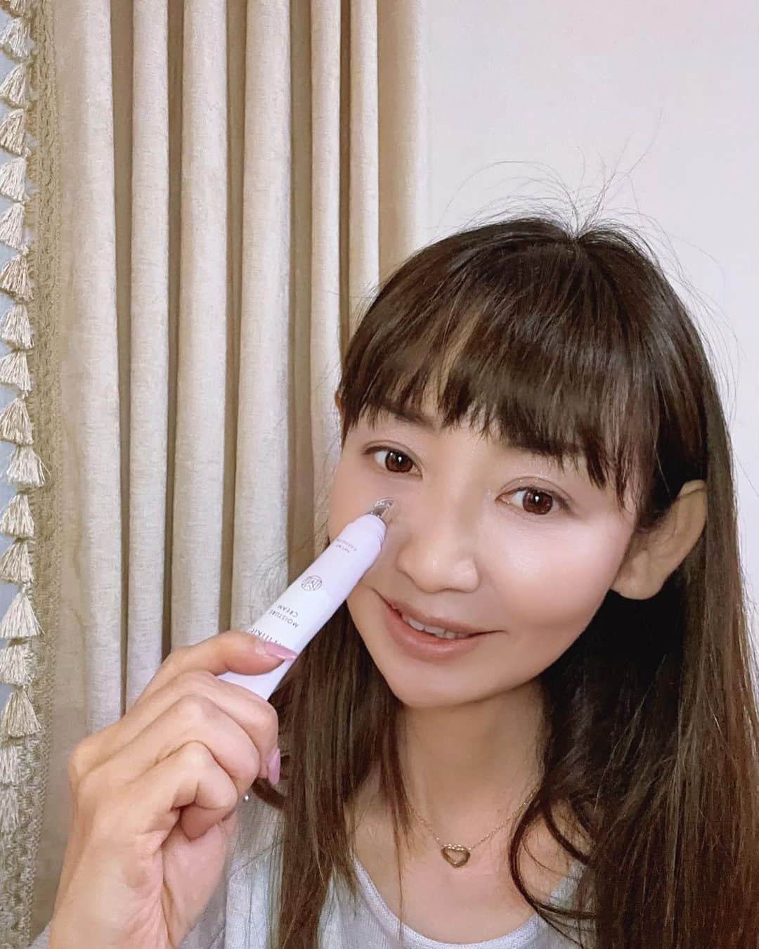 長谷川夕希子さんのインスタグラム写真 - (長谷川夕希子Instagram)「ハンドエステティシャン【高橋ミカ】さんが 3年もの時間をかけて開発したシワ改善・シミ予防クリーム  メディリンクルモイスチャークリーム @mishiilist  女優やタレントからの絶大なる信頼の厚いエステティシャンとして有名な高橋ミカさんのシワ改善・シミ予防クリームだから、信頼度はもちろん抜群🥰  絶対使ってみたかったの💞  医薬部外品✨で、 今のシワ改善と未来のシミ予防の効果が認められた「ナイアシンアミド」を配合し、コラーゲンに働きかけ、シワを改善✨  さらに、メラニンの生成を抑えシミ・そばかすを防ぐことができる成分である「メディモイスチャー」を配合し、保湿成分をナノ化したことで肌の隅々まで浸透させることができるの😊💞  若見えする高橋ミカさんは、️ こちらを毎日使用し続けていシワ改善・シミ予防して ナント、奇跡の50歳‼️🤩💓  手軽に毎日のケアに使えるから、私も届いた日から毎朝毎晩使ってます。  1本で、美容液、乳液、 クリーム、オイル、アイクリーム、パックの6役になるから使いやすいよ🥰  私は特に目元の部位に塗りやすいようになっているマッサージヘッドでスルスルと伸ばす工程が好き😘  安心の国産なのも嬉しい🎶  限定の特典として、 高橋ミカさん考案のシワ改善&シミ予防マッサージブックがもらえるよ😉📕✨  メディリンクルモイスチャークリーム @mishiilist  #mishiilist #ミッシーリスト #高橋ミカ #ナイアシンミド #シワ改善 #シワ改善クリーム #シワ対策 #シワ予防 #シミ対策 #エイジングケア #医薬部外品 #スキンケア #メディモイスチャー #pr」3月30日 18時47分 - yukikogabby