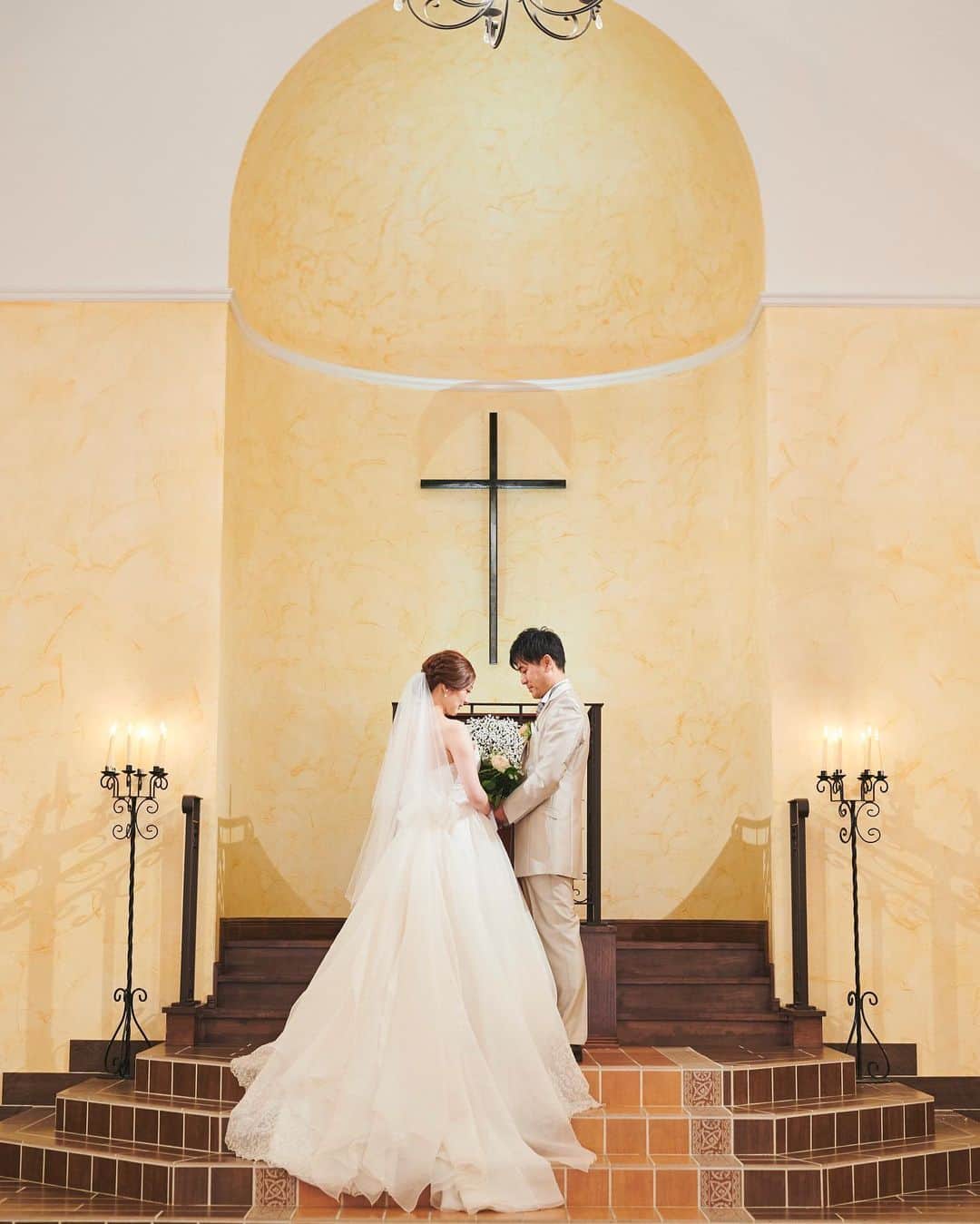 のインスタグラム：「・ ・ Groom🤍Bride ・ ・ #プレ花嫁 #卒花嫁#結婚式 #結婚式準備#ウェディング#花嫁#ブーケ#ヴィラデマリアージュ越谷レイクタウン#カメラ#記念日#結婚式場#写真好きな人と繋がりたい #ウェディングドレス #湖#空#アットホーム#ブーケ#笑顔#自然#おうち時間#stayhome #街#wedding#dress#colour#flower#natural#green#happiness#photography #party」