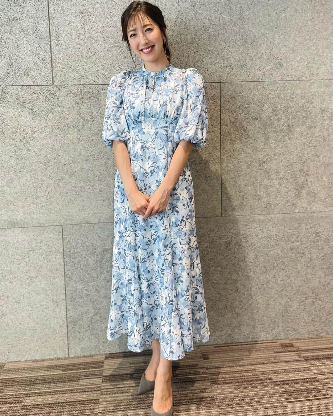 小澤陽子さんのインスタグラム写真 - (小澤陽子Instagram)「𝚊𝚝 𝚠𝚘𝚛𝚔☻  永久保存したいくらい、絶妙に好きな感じ。  甘すぎず…辛すぎず。  高さ・巻き方・後ろへの持っていき方… なんだろう。 すべてが噛み合って、絶妙。  収録後はお気に入りポニーテールの 勉強会になっていました😂🤣 せっかくなので記録📝  聞いたとて、自分で再現できないのが問題🥹  ４月のTune、久々に担当できました🎼🤍 収録楽しかったなぁあ！  #深夜の音楽番組 #木曜というのか金曜というのか… #Tune #SWAY さん #本日の髪型と衣装🌸  #ポニーテール #勉強になりますっ #絶妙。」3月30日 18時47分 - yoko.ozawa729