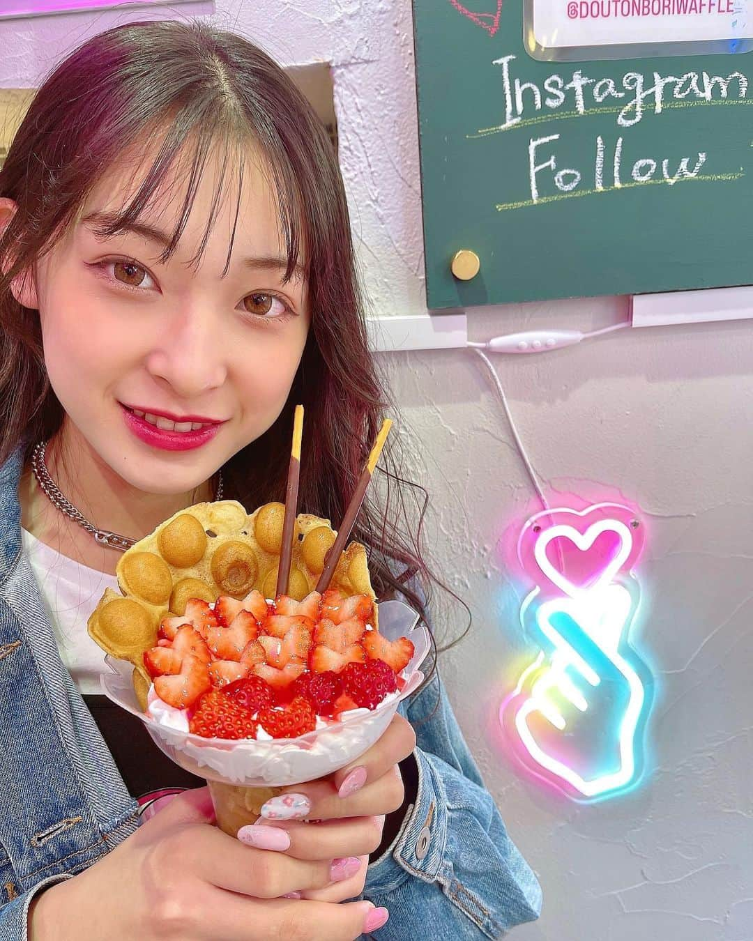 乃江咲綾のインスタグラム：「春休み満喫ちゅう💕 いちごパフェ🍓🍹 おいしすぎ😋😋😋  #心斎橋#アメ村#スイーツ#映えスイーツ#いちご#大好き」