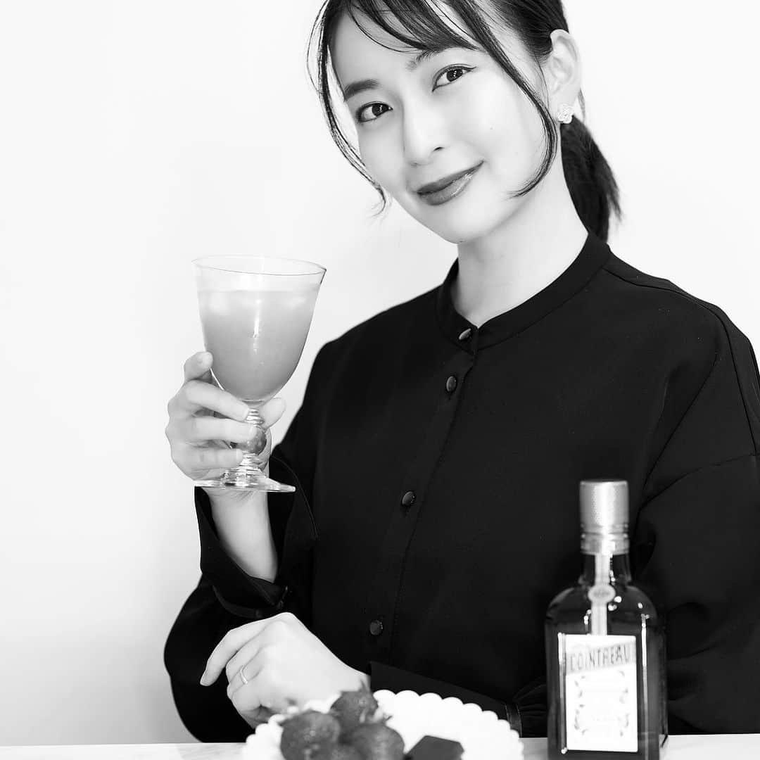 岩間恵さんのインスタグラム写真 - (岩間恵Instagram)「フランス産のプレミアム・オレンジリキュール、 Cointreau (コアントロー）🍊 @cointreau_jp  最近のお家飲みで活躍してくれています🍸  オレンジピールを蒸留酒に入れてつけてできているお酒なので、フルーツやチョコレートが合う🍫🥰  新しくなったボトルデザインがお家のインテリアを おしゃれにもしてくれるし、いろんなカクテルが作れる リキュールです🍷  #コアントロー #コアントローですべてが変わる  #cointreau #cointreauchangeseverything」3月30日 18時48分 - iwamame