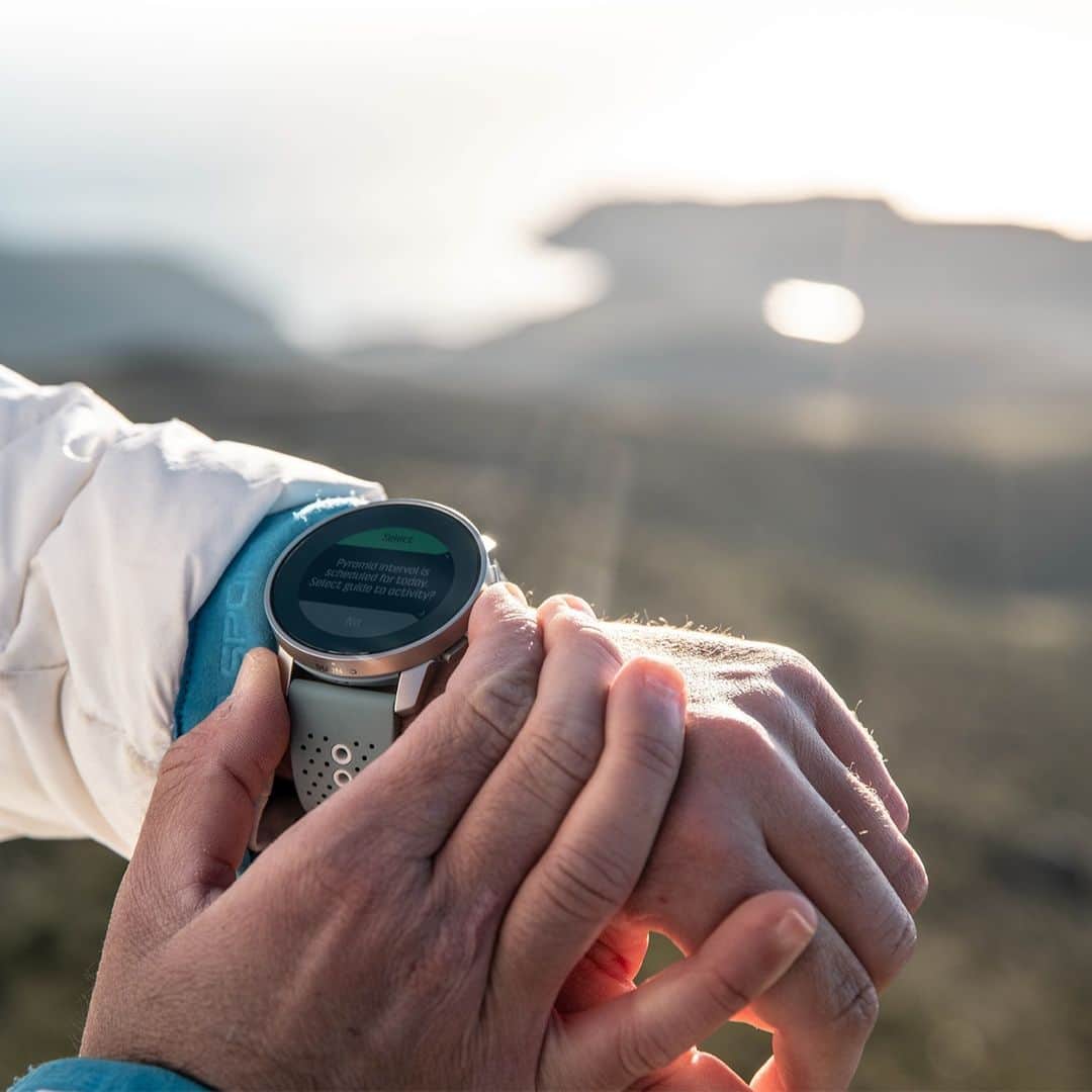 Suuntoさんのインスタグラム写真 - (SuuntoInstagram)「Structured workouts allow you to quickly set up an interval run in Suunto app, leaving you with more time to enjoy your run and the fresh spring air. ⁣ ⁣ #Suunto #AdventureStartsHere」3月30日 19時00分 - suunto