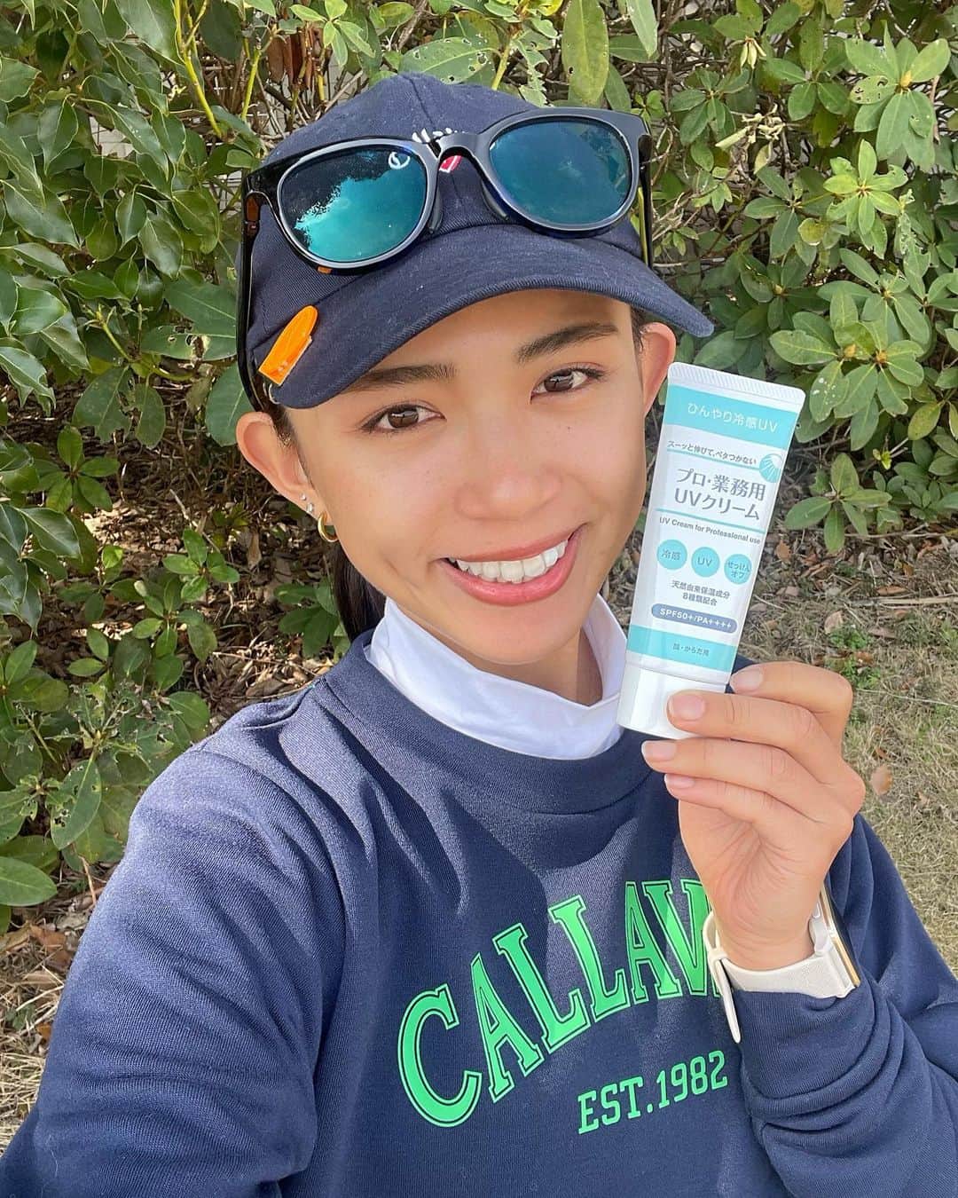 坪井ミサトのインスタグラム：「そろそろ暖かくなってきて 日焼けが気になる季節ですね☀️  みなさん日焼け対策していますか？  私は紫外線を吸収しやすいタイプで、 日焼け止めは季節関係なく必需品😂 (外にいたらすぐに黒くなります。笑)  写真の「プロ・業務用 UVクリーム」は 最近使っているオススメの日焼け止めです✨  メントール誘導体*1配合で暑い日にピッタリ☀️  天然由来の保湿成分を8種類*2配合し、 サラサラしていてベタつかず気に入ってます♡  せっけんでオフできるのもありがたい🥹  未来の自分のために 紫外線対策がんばりましょ💪🏽  *1 メントキシプロパンジオール(香料) *2 グリセリン、ペンチレン グリゴール、グリチルリチン酸2K、テトラヘキシルデカン酸アスコ ルビル、ハイブリッドヒマワリ油、ユキノシタエキス、オウゴン根 エキス、アセロラ種子エキス  #プロ業務用ハンドクリーム #プロ業務用UVクリーム #冷感uvクリーム #uvクリーム #日焼け止め #sport #pr」