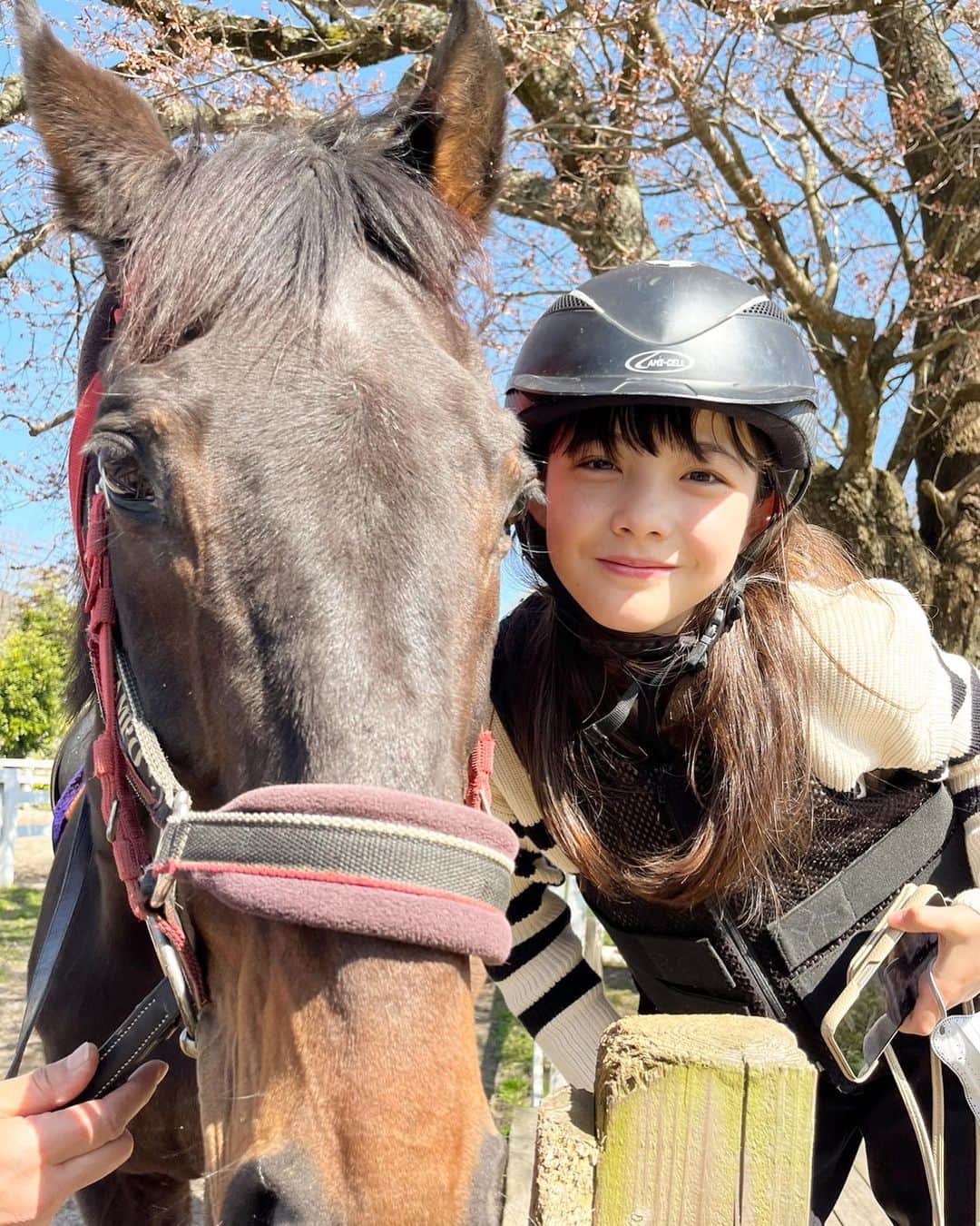 松尾そのまさんのインスタグラム写真 - (松尾そのまInstagram)「初めての乗馬🐴  楽しかった〜  優しい目の馬が 可愛くて可愛くて❤️  道で草を食べ過ぎる食いしん坊な 可愛いお馬さんでした🐴  #乗馬 #かわいい #馬 #いい天気 #いい #景色 #最高 #癒し  #松尾そのま #12歳 #avex #エイベックス #キッズモデル #インスタキッズ #てれび戦士 #天才てれびくんhello #天てれ #nhk #ｅテレ #大山 #鳥取」3月30日 18時53分 - sonopy526