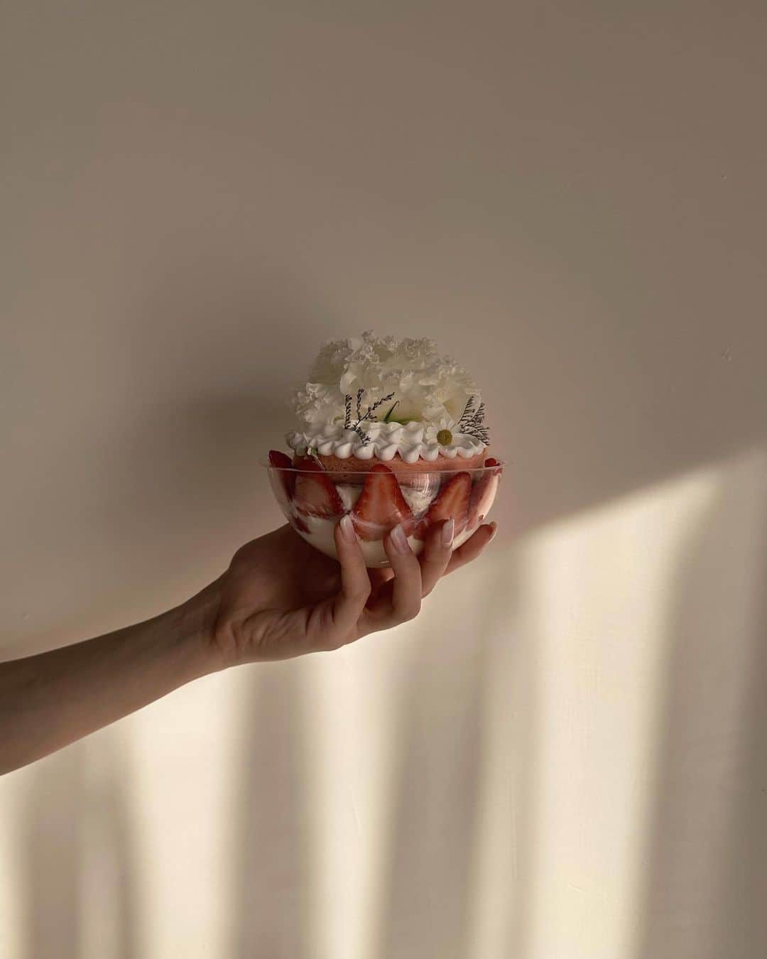 璇璇さんのインスタグラム写真 - (璇璇Instagram)「草莓季🍓  這應該是吃最多草莓的一年了， 不只自己買還有朋友們的愛心， 讓我跟香嫩真的有滿滿的草莓， 然後我現在還打算自己種種看🤣  期待開花結果了🍓」3月30日 18時55分 - xuanxuantw