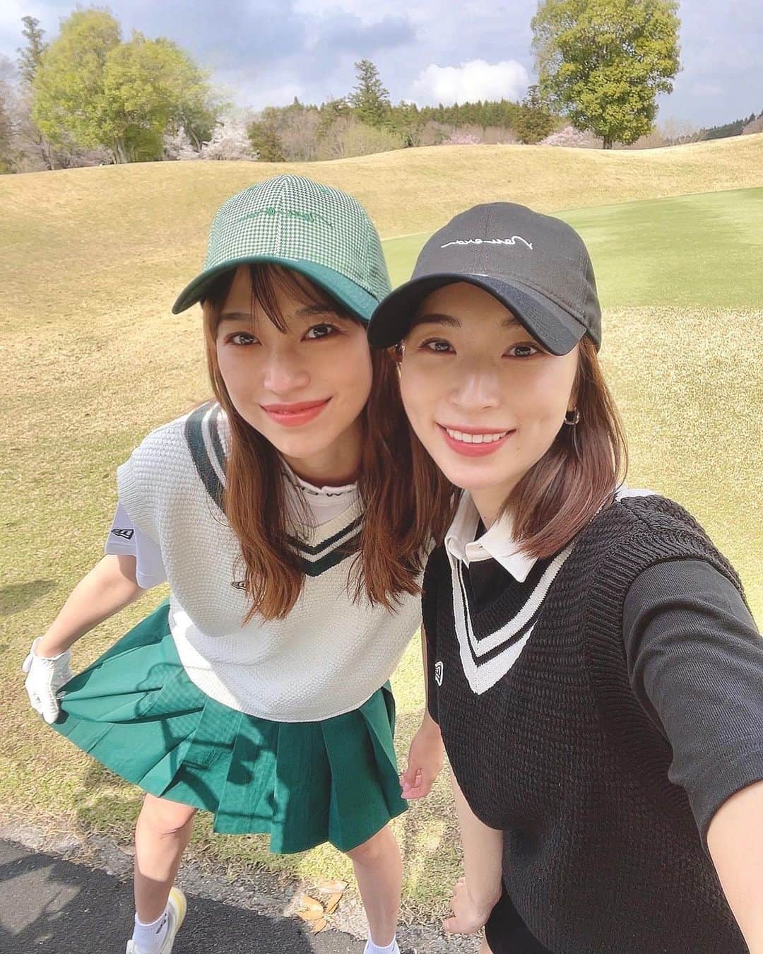 紺野ゆりのインスタグラム：「今日は、今春デビューした @newera_golf のレディースラインを着てラウンドしました🌸✨✨ しょこたんとリンクコーデ♡♡  かわいいいい😆😆❤ 制作から関わらせてもらっていたので(こちらは私のデザインではないんですが)嬉しいなぁ🥰🥰  私デザインのウェアは、 ついに来週４月６日(木)発売です😍‼️💗💗💗 また、インスタで報告しますね❣️  #yurigolf🦋  #neweragolf #ニューエラゴルフ #golf#golfswing#ゴルフスイング#golfwear#ゴルフ女子#골프#골프스윙#골프여자 #ゴルフウェア」