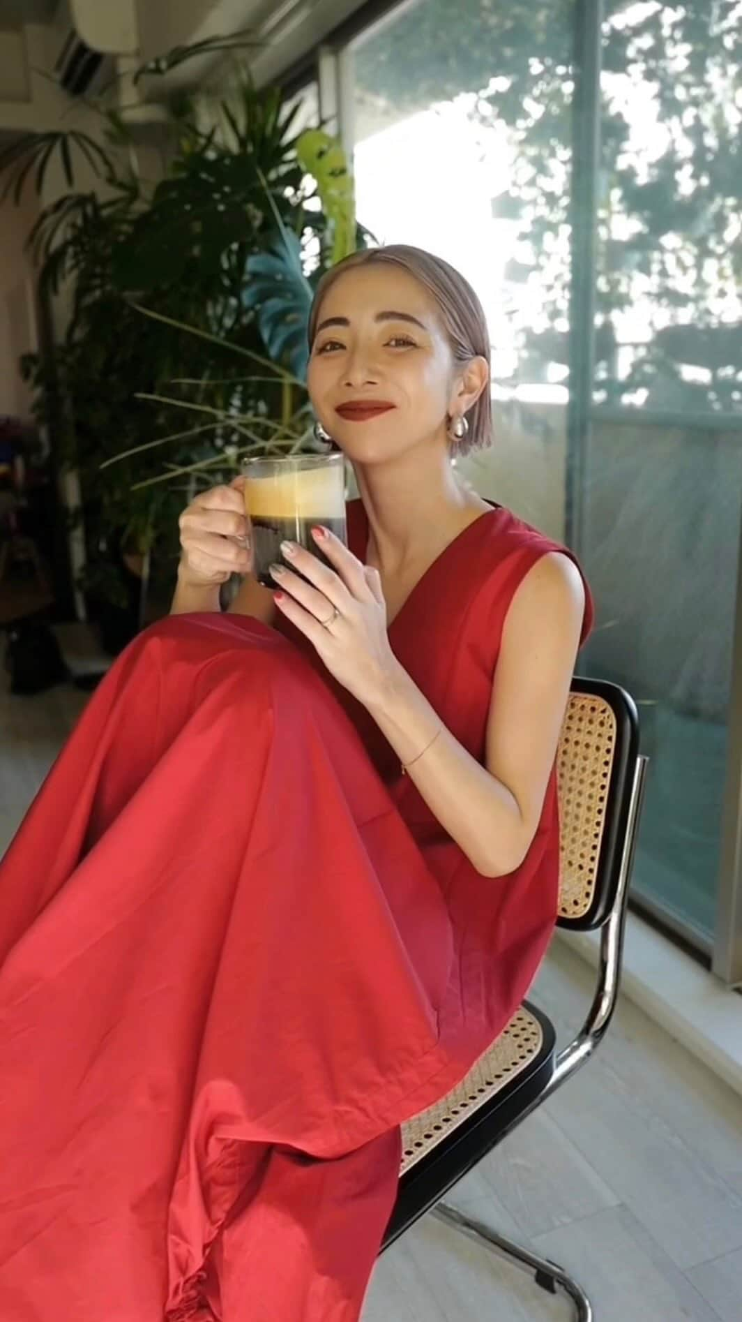 荻原桃子のインスタグラム：「Nespressoで日々が豊かに✨  以前から自宅でもNespressoマシーンを愛用していますが 3/1に発売されたばかりの最新マシーン ヴァーチュオポップはとっても進化してる！これすごく良い！！  たっぷりのふわふわクレマが作れる本格的なコーヒーが ボタン一つで簡単に👏  コーヒーカプセルのフチにバーコードがあり、 ３０種類以上ある豊富なカプセルの中から好みのものを選んで セットするだけで自動的に最適な抽出をしてくれるという素晴らしい本格派  たくさん最新機能があっても使いこなせなくて 結局ベーシックモードしか使ってない、、、みたいな事ってよくあるけど これなら問題なし。素晴らしいテクノロジーの時代に感謝✨  カプセルによってもちろんエスプレッソやマグサイズのコーヒー、ミルクレシピ用コーヒーやデカフェなどなど 様々なチョイスをできるのもNespressoの素敵なところ！  @nespresso.jp #ヴァーチュオポップ #ネスプレッソ」