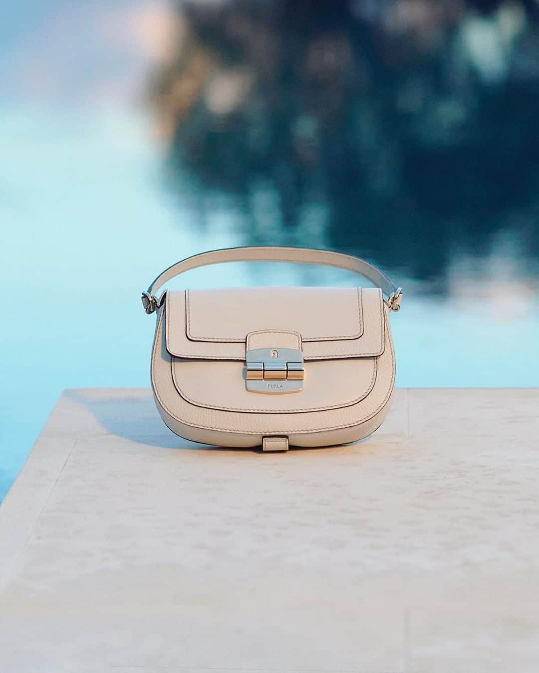 フルラのインスタグラム：「A fresh take on an iconic design. Discover the new silhouette of Furla Club.   #ItalybyFurla #FurlaSS23 #Furla」