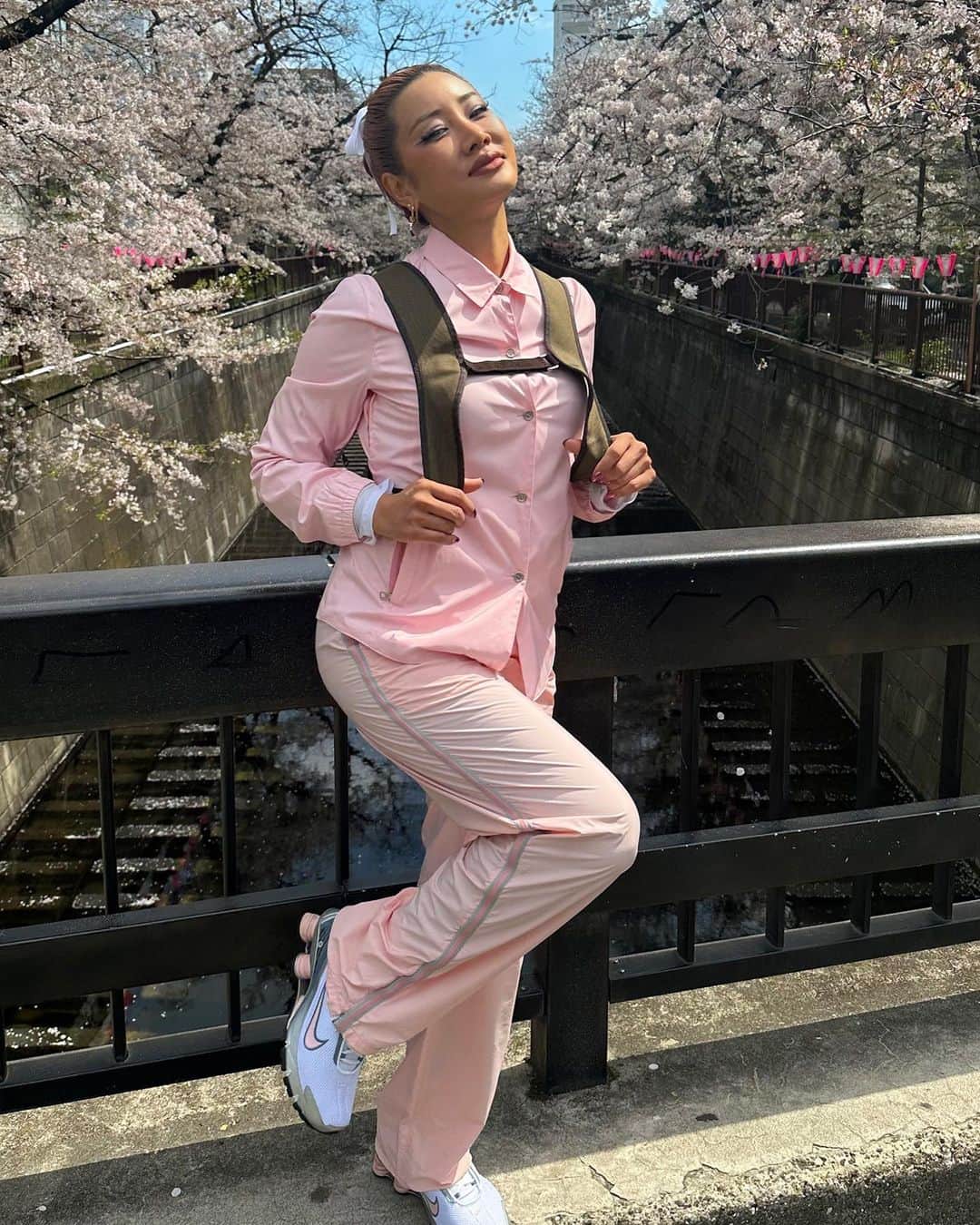 YOONのインスタグラム：「𝓓𝓐𝓣 𝓢𝓔𝓐𝓢𝓞𝓝 𝓪𝓰𝓪𝓲𝓷 ˚✧₊⁎❝᷀ົཽ≀ˍ̮ ❝᷀ົཽ⁎⁺˳✧༚ 🌸 Not everything was lost in the flow of time 🌸🌸🌸💕  #sakura #pinkpinkpink #springvibes」