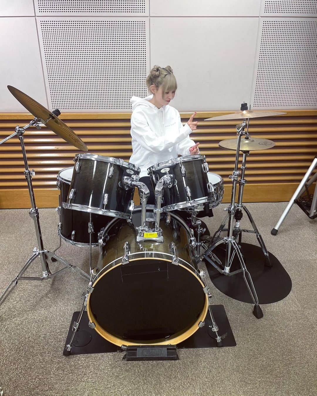 最上もがのインスタグラム：「ドラマー最上とドクター最上 (アップ忘れてた写真展のオフショ)  昨日公式でも流しましたが 最上もがファンクラブ『Mogarium』 3周年イベントやります！！  【日程】2023年5月7日(日)お昼帯想定 【会場】都内某所  内容はまだ考え中なので 詳細は追ってお知らせしますが ぜひ予定をあけといてください！  会場下見して何ができるか相談しつつですが 2部構成にしようかなと思っています。  ちなみに今メモってるのはこちら  一次会(親子で楽しめる会) ・ラジオ体操 ・うたのもがあさん ・絵本読み聞かせコーナー ・みんなでピクニック  二次会(大人の爆笑トーク会) ・もがラジ公開収録 (第二回もがワングランプリ)  ⚠️ただのメモなので実際にやるかはわからないよ！  こんなことやって欲しい！みたいなのがあれば 教えてください〜😇」