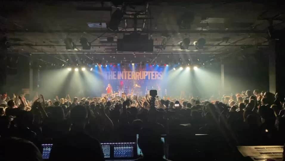 あやぺたのインスタグラム：「愛に溢れまくってるバンド @theinterrupters  むちゃくちゃ最高すぎるし、いっぱい勉強なった バンドやってて続けててほんまによかったって心底思った日 大好きすぎる i'm way over the moon happy」