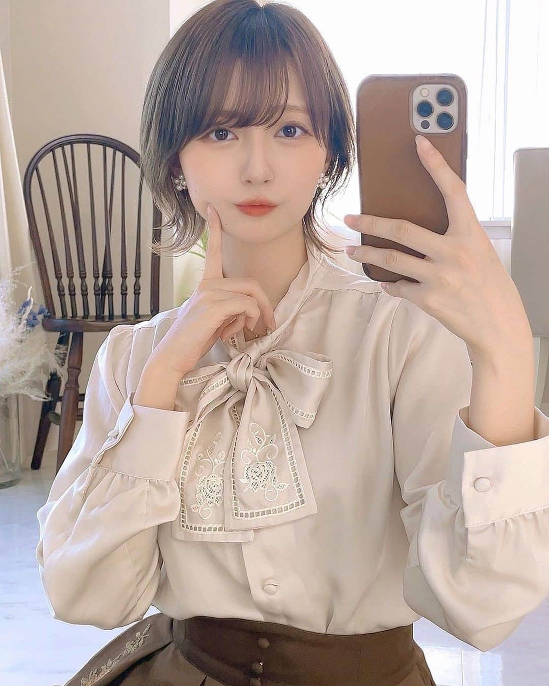 のインスタグラム：「やっほいだよ🫘  最近、美意識がまたウナギのぼりで飲み物や食べものやスキンケア全部頑張ってる！🫧  うちが大好きで昔から飲んでるキッコーマン豆乳のおいしい無調整豆乳と調製豆乳を最近また飲んでたんだけど、新しく「砂糖不使用 調製豆乳」が出るんだよ🫘 無調整豆乳の素朴な甘みが大好きだったから、砂糖不使用の調製豆乳が新発売されるのめちゃくちゃ嬉しい🐣✨  調製豆乳とはたんぱく質(7.0g)やイソフラボン(45.0mg)も含まれてて、大体プロテインとかで15gって思うと7.0gって凄いよね💭 植物性のたんぱく質って吸収が穏やかだから、朝イチでタンパク質摂ると調子が出ないうちに嬉しい🌱  おいしい無調整豆乳は大豆と水だけで作られてるのに、豆乳独特のモッタリ感や粉っぽさがなくて凄く飲みやすいから、そのまま飲んだり、バナナスムージー作る時に使ってたけど本当にオススメ🍹  新発売の砂糖不使用 調製豆乳も飲んでみたけど、今までで1番飲みやすい豆乳な気がする！ 豆乳そんなに飲んでこなかった人でも飲みやすいと思うから飲んでみて欲しい！ 甘さが素朴でほんのり甘いくらいだから、ご飯と一緒に飲みやすくてうちはとっても好きだった🐻‍❄️  コンビニやスーパーで見つけたら飲んでみて！ そんでもって報告してほしい！(メンションとかめっちゃ見る🫘)  #キッコーマン豆乳 #豆乳 #植物性ミルク @kikkoman_tounyu」
