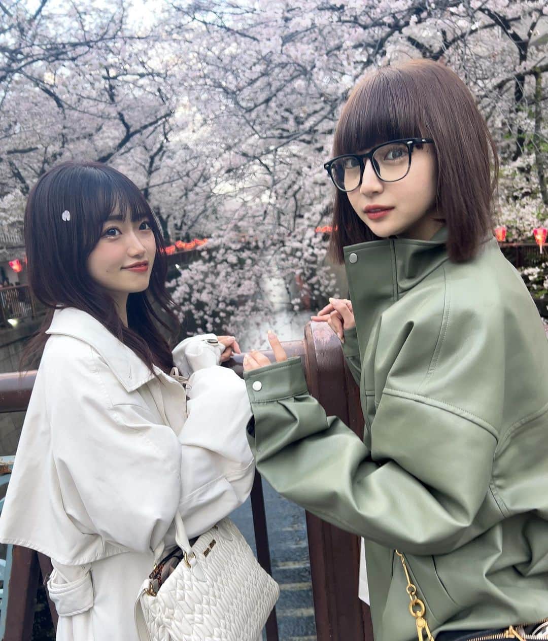 荻野由佳のインスタグラム：「毎年りかちゃんとは目黒川でお花見してるんだけど、去年は行けなくて！ 今年！いけたー！！！」