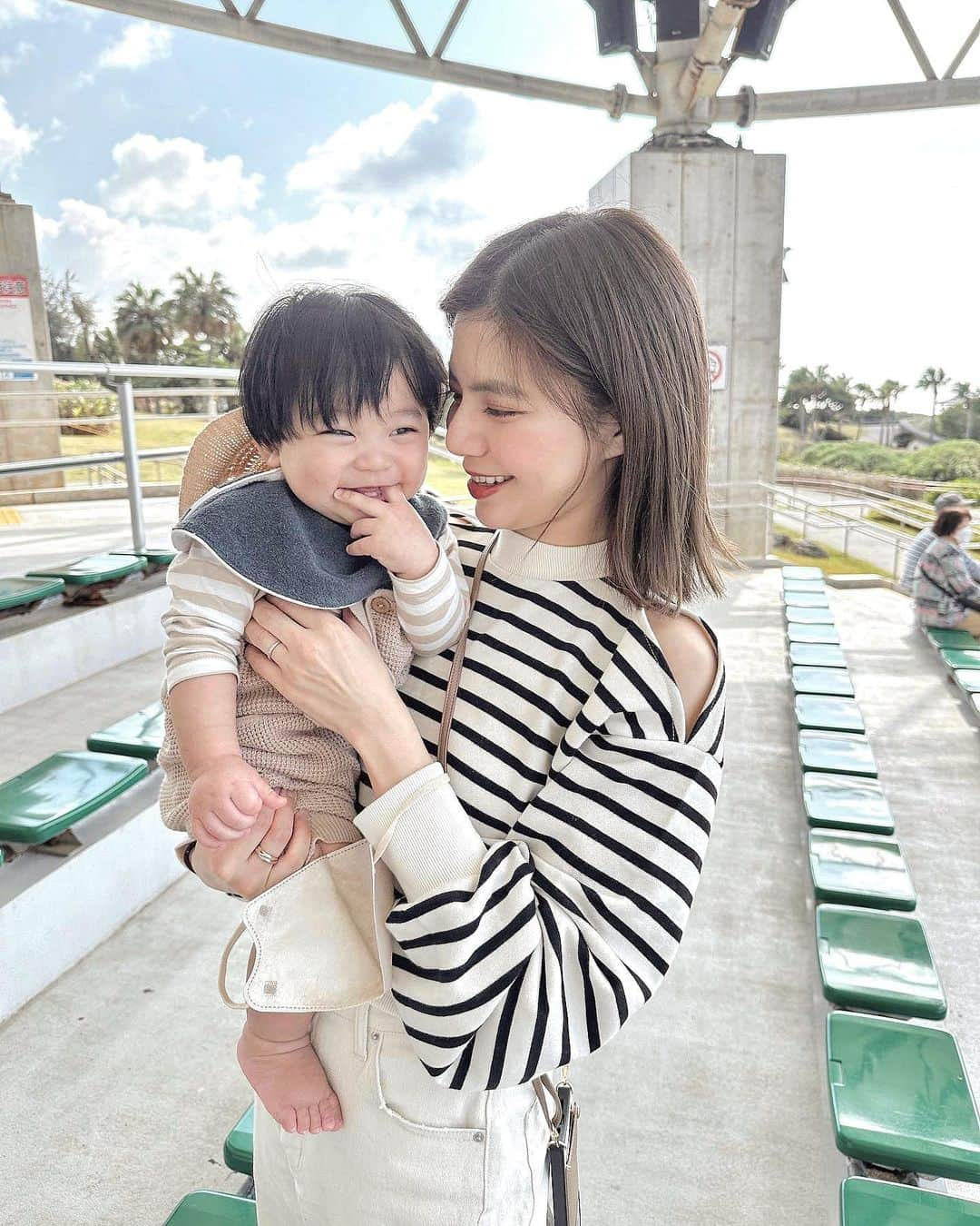 畑有里紗さんのインスタグラム写真 - (畑有里紗Instagram)「沖縄2日目は家族でシミラールック👨‍👩‍👦♡ 息子裏ピースしてるみたい✌️笑  👩🏻‍🦰 @grl_official  👨🏻👶🏻@muji_global   #となのいる生活#沖縄#沖縄旅行#美ら海水族館#水族館コーデ#息子コーデ#息子家族コーデ#ボーダーコーデ#グレイル#grl#プチプラコーデ#無印コーデ」3月30日 19時07分 - arii_m36