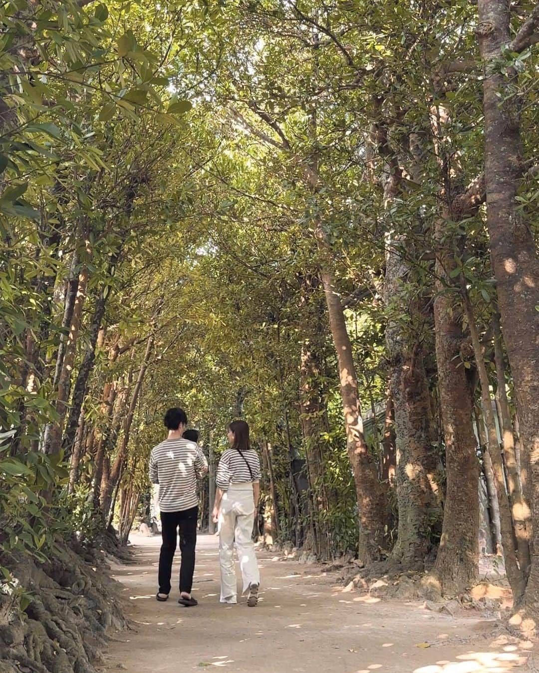 畑有里紗さんのインスタグラム写真 - (畑有里紗Instagram)「沖縄2日目は家族でシミラールック👨‍👩‍👦♡ 息子裏ピースしてるみたい✌️笑  👩🏻‍🦰 @grl_official  👨🏻👶🏻@muji_global   #となのいる生活#沖縄#沖縄旅行#美ら海水族館#水族館コーデ#息子コーデ#息子家族コーデ#ボーダーコーデ#グレイル#grl#プチプラコーデ#無印コーデ」3月30日 19時07分 - arii_m36