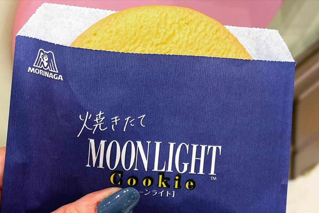 西田さおりさんのインスタグラム写真 - (西田さおりInstagram)「おかしランド 行ってきた💡 焼きたてムーンライト 美味すぎるよ💡💡💡 . . #おかしランド #東京駅 #幕張出番終わりに #椎木を無理矢理引き連れて #いってきた」3月30日 19時07分 - saori19950108