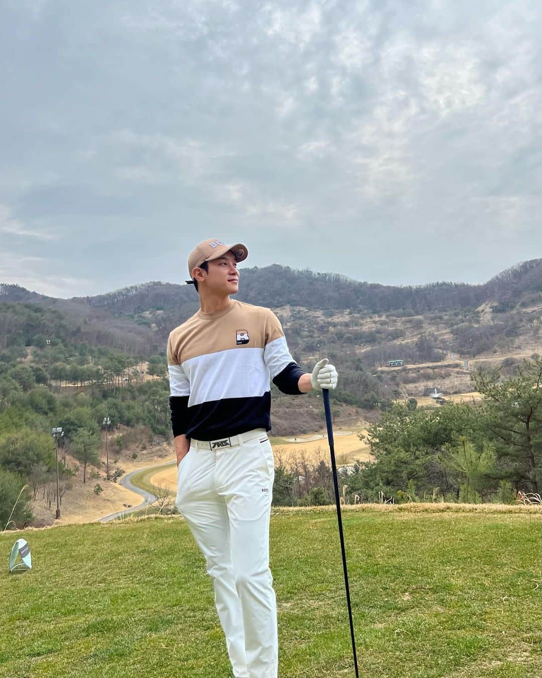 Lee Si-gangのインスタグラム：「기대되는 이번 시즌 🌱 (싱글 유지하는중...!!) 숏게임 더 안전하게 준비해서 안정적싱글로😎 이번라운드는 my boss 와 함께🤟🏻  今年のゴルフは期待できるぞ😎  #골프#보스골프#bossgolf #IAMTOM #골프패션 #라운딩룩 #광고」