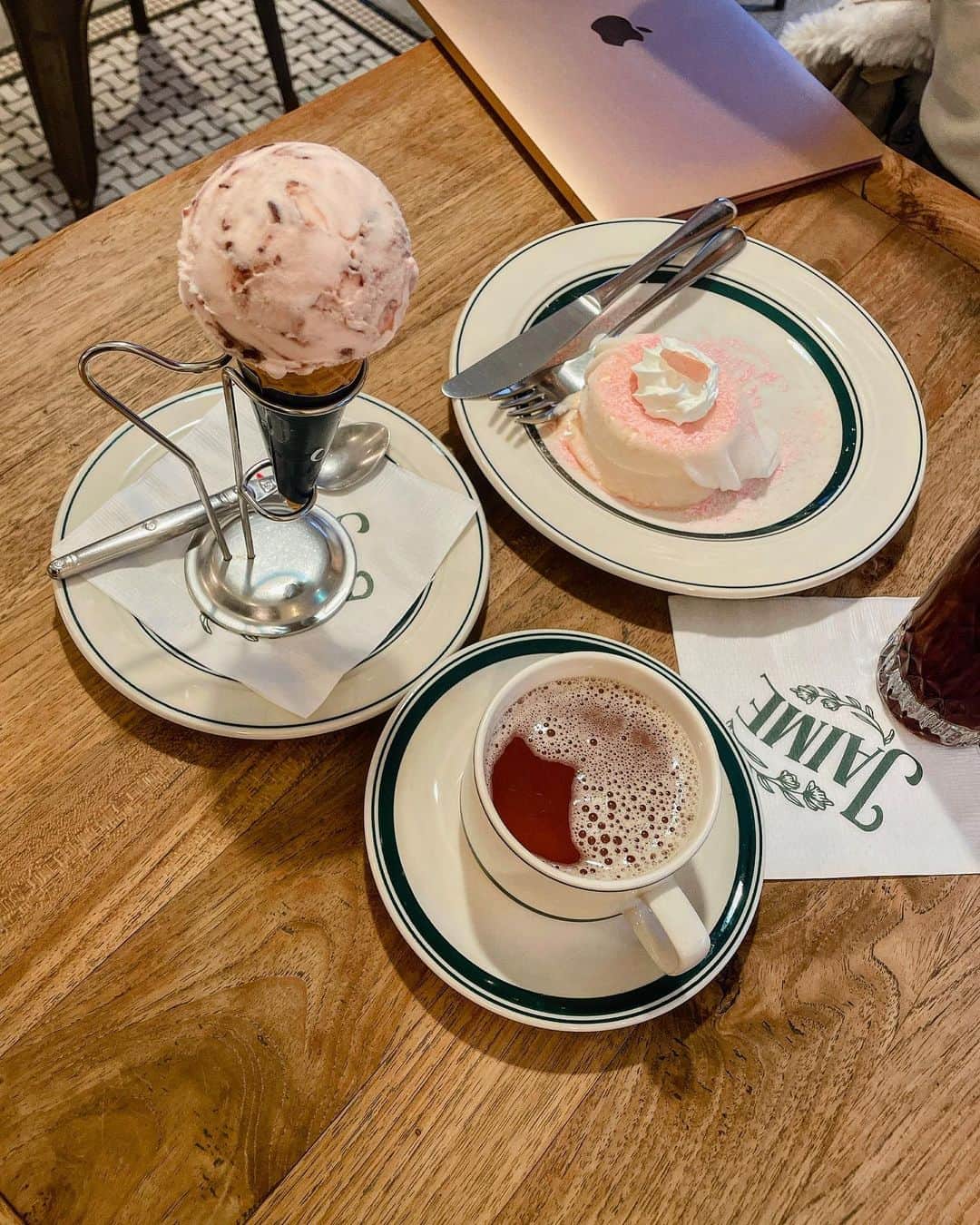 餃子のりさちゃんさんのインスタグラム写真 - (餃子のりさちゃんInstagram)「🍨🤍  ひっくり返ってアイス出てくるところと思ったら自分でひっくり返すらしい。 そのまま食べた(”・↣・)っ🥄🍨   #jaim #赤坂カフェ   #六本木カフェ  #インスタ映え」3月30日 19時12分 - risa_gyozasuki