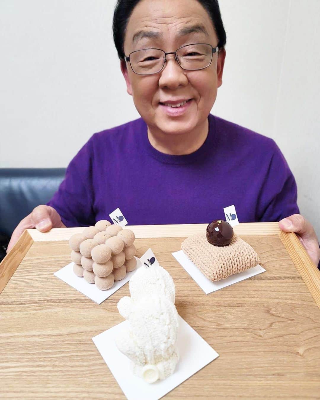 梅沢富美男さんのインスタグラム写真 - (梅沢富美男Instagram)「アップルパイにケーキ。 普段はあまり甘いもの食べないけど、年に何回か無性に食べたくなります。 なんでだろ？  #アップルパイ #ケーキ #たまに食べたくなる」3月30日 19時14分 - tomioumezawa
