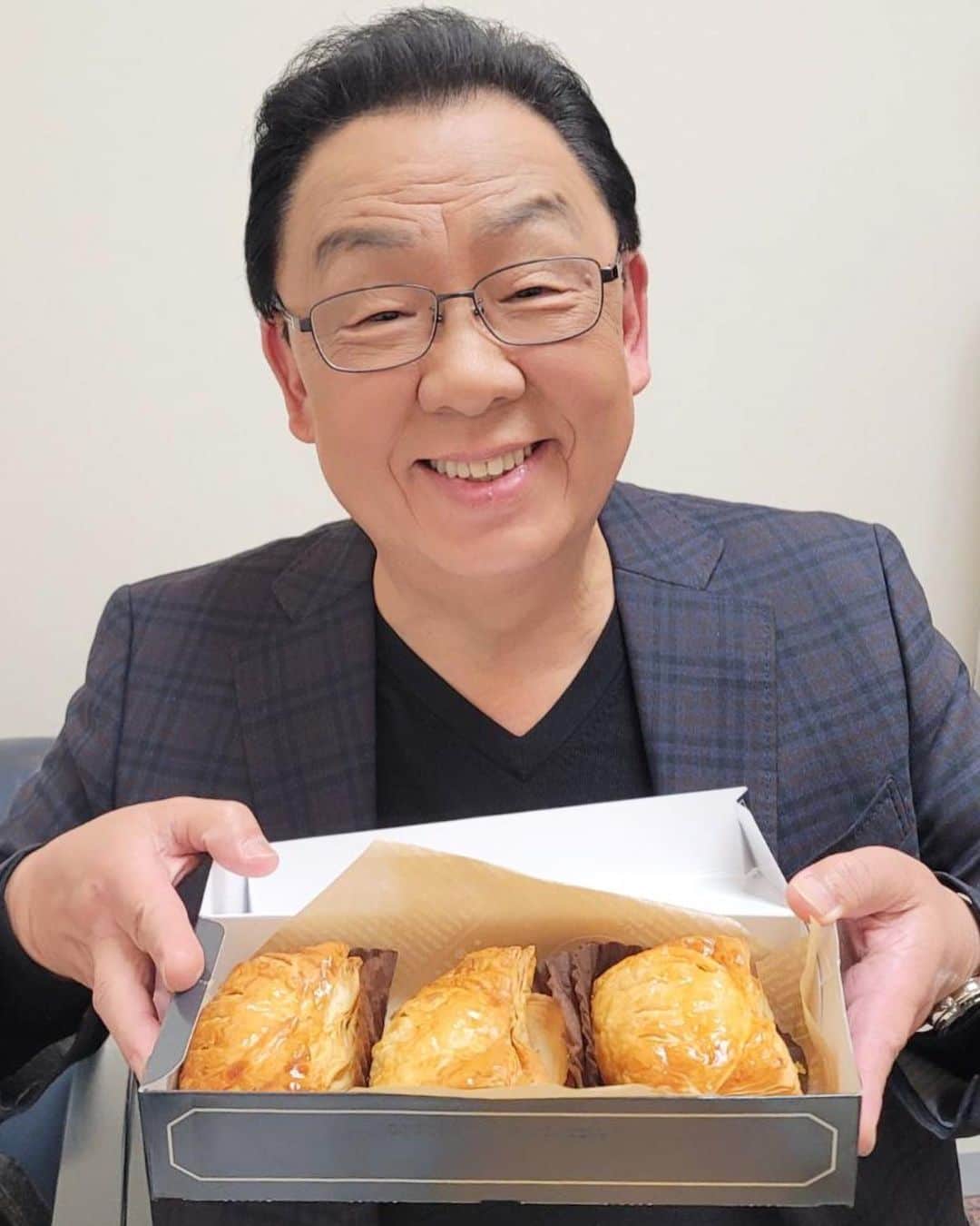 梅沢富美男さんのインスタグラム写真 - (梅沢富美男Instagram)「アップルパイにケーキ。 普段はあまり甘いもの食べないけど、年に何回か無性に食べたくなります。 なんでだろ？  #アップルパイ #ケーキ #たまに食べたくなる」3月30日 19時14分 - tomioumezawa