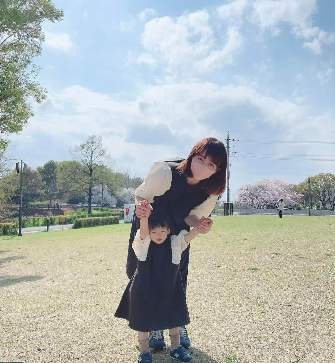 坂本詩緒里のインスタグラム：「るかプロ親子とお花見🌸🍡 チビるかちゃんも可愛かった🫶🏻  うーちゃんと親子コーデ出来るようになってうれしぃちゃん🤭💓  #親子 #親子コーデ #リンクコーデ #お花見 #ピクニック #公園 #渡邊瑠花 プロ#坂本詩緒里 プロ #プロボウラー #お友達 #ママ友  #子育てママ #休日の過ごし方」