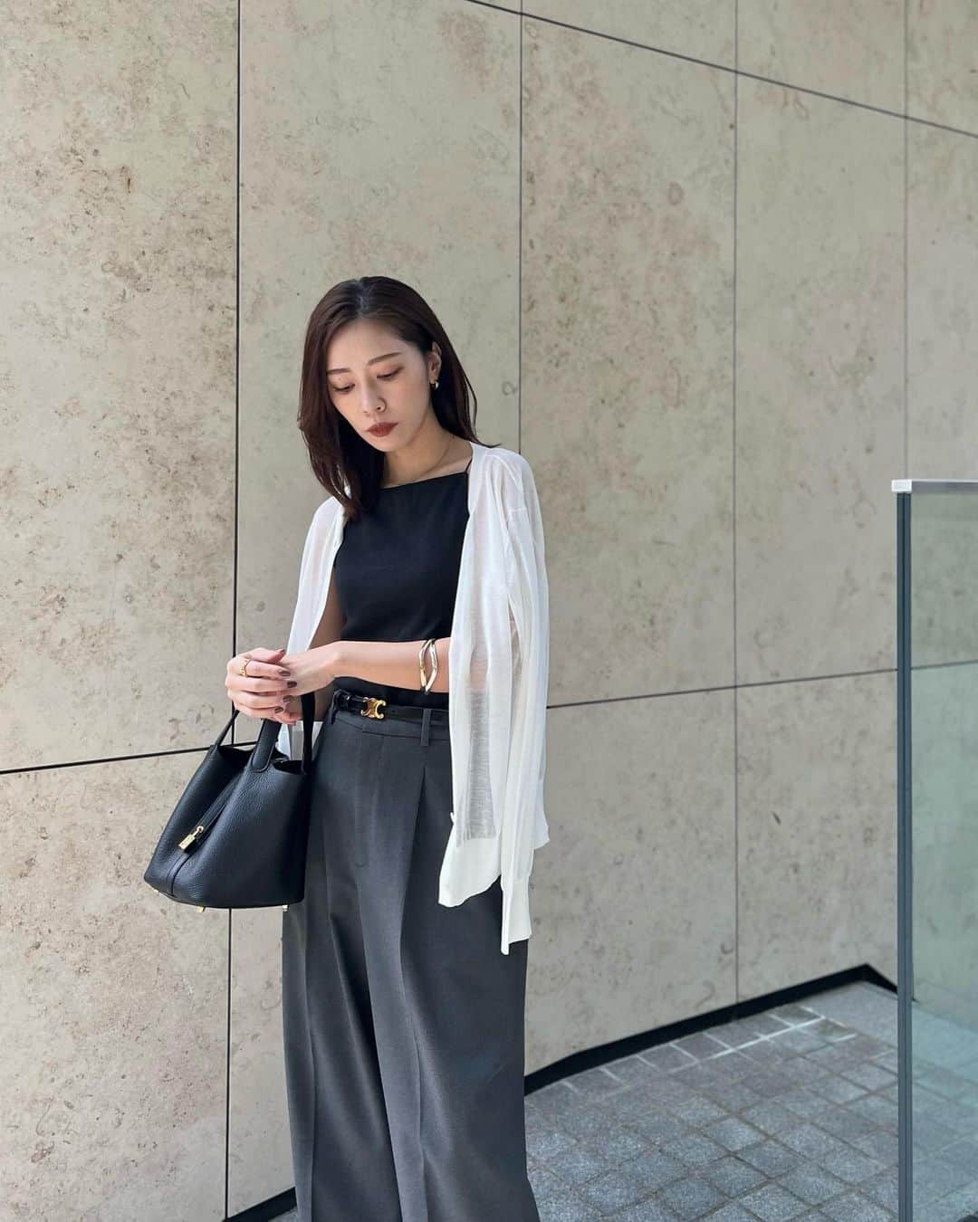 石黒美帆のインスタグラム：「. 春休み真っ只中。 習い事前の息子とランチ🤍 ⁡  真夏まで活躍してくれそうな シアー感がちょうど良い @norc.jp のカーディガンと 何枚持ってるのってくらい集めている @akte_official のキャミソールで。(もちろんもう一枚上着持ち☺️)  ⁡ 自分の中ではちょっと珍しい ハンサムめなコーデでした🤭 ⁡ ⁡ #norc#norcbytheline#pr #AKTE#hermes#UNIQLO#mirem ⁡」