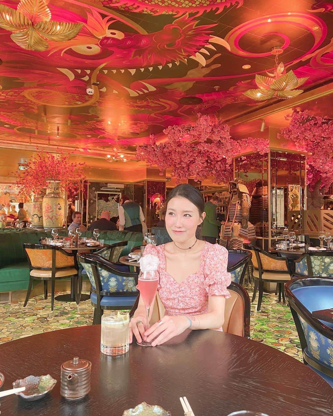 のインスタグラム：「Came to Ivy Asia to try their new cherry blossom cocktails and dessert yesterday 🌸 We had an absolutely amazing experience, the food was so tasty and service was great!  We started off the delicious cocktails “ Blossom Royale “ and “ Hana Harmony “from their Blossom Season Specials 🍸 ✿ Blossom Royale : Roku Gin, raspberries, citric and cherry blossom syrup, topped with Champagne ✿ Hana Harmony : Hibiki Harmony Japanese whiskey & Peach and Pomelo Liqueur, twist on a sour  We shared Kimchi fried rice, prawn tempura🍤 and Char Siu pork belly for lunch. The pork belly just melts in your mouth 😋 it’s amazing !!  And to finish, we shared the Cherry Blossom dessert platter and it’s honestly a MUST have 🌸🌸🌸 never had anything like it before ! The warm passion fruit cherry doughnuts with white chocolate dip for dessert were sublime !! Love the yuzu cheesecake and the ice cream with candy floss too 🍧 It was so good 💗💗💗 The dessert platter will be available from tomorrow Friday, 24th March until Friday 12th May. Don’t miss it 🌸  Thank you Ivy Asia, everything was amazing and cannot wait to return!!  *PR Invite #TheIvyAsia #TheIvyAsiaGuildford #SakuraSeason #BlossomNights  。 。 。 。 。 。  #guildford #surrey #londonfoodscene #londonfoodspots #londonfoodgram #japanesecuisine  #london #visitlondon #londontravel #explorelondon #discoverlondon #england #uk #londoncitylife #lovegreatbritain #beautifulengland #likeforlikes #shoutout #girlstravel #travel #コメント返し #写真好きな人と繋がりたい #カメラ好きな人と繋がりたい」