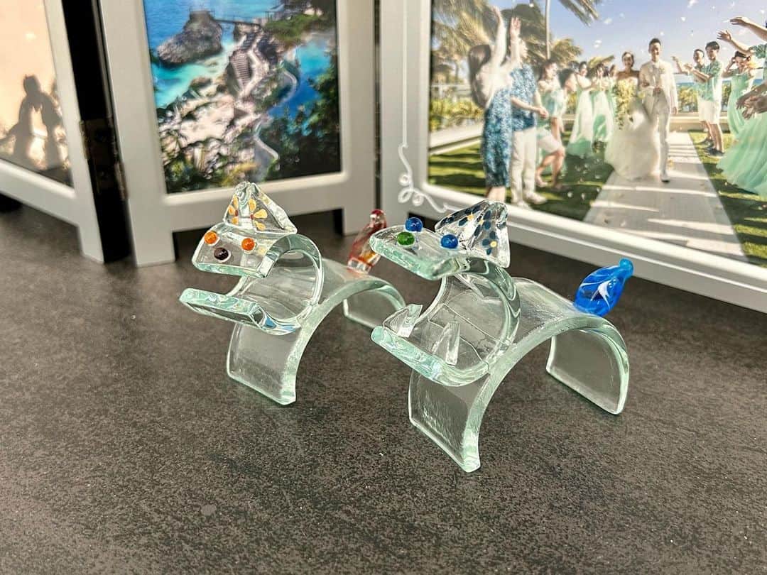 金泉紗恵子さんのインスタグラム写真 - (金泉紗恵子Instagram)「. ＼我が家唯一の飾り棚？／ ⁡ 立派なお家には素敵な飾り棚があって、写真や思い出の品が置いてあったりすると思うのですが、我が家は飾り棚を作りませんでした😂 ⁡ 理由は 📍掃除するの面倒だから 📍地震のときに壊れたりするのが嫌だから 📍お金がかかるから 現実的ですね😇 玄関も狭くてシューズボックスを置いていないので、玄関にも何も飾れるスペースがありません💦 ⁡ ⁡ 唯一何かを飾れる場所というのが、写真のエリア🫡 4枚目の引きの写真で分かるように、キッチンの背面です😊 前職で結婚祝いにいただいた立派な写真立てには、ハワイを中心にお気に入りの写真を現像して飾っています🌺 ティファニーのミニトレーにはリップなどちょっとしたものを置いています🙆‍♀️ 結婚式の時に友達が作ってくれたブーケも一緒に💐 ⁡ 2枚目のガラスシーサーは石垣島のポンテというお店で買ったもの✨ @ponte.ishigaki_glass  滞在していたミヤラガーデンに置いてあって可愛かったので🥰 @miyaragarden  体験で作ることもできるのですが、私は死ぬほどセンスないので、お店にある気に入ったものを選びました😜 手作りなので、顔や尻尾などが商品によって違うのです⭐️ ⁡ インスタを見てると立派で素敵な飾り棚があるお家も多いですが、私には飾るセンスが皆無なので、これくらいで十分でした😁 . ⁡#マイホーム #マイホーム記録 #マイホームメモ #積水ハウス #積水ハウスシャーウッド #リシェルsi #リシェル #リクシルキッチン #tiffany #ティファニー #シーサー #ポンテ #写真立て #飾り棚  ⁡」3月30日 20時20分 - saeko_kanaizumi