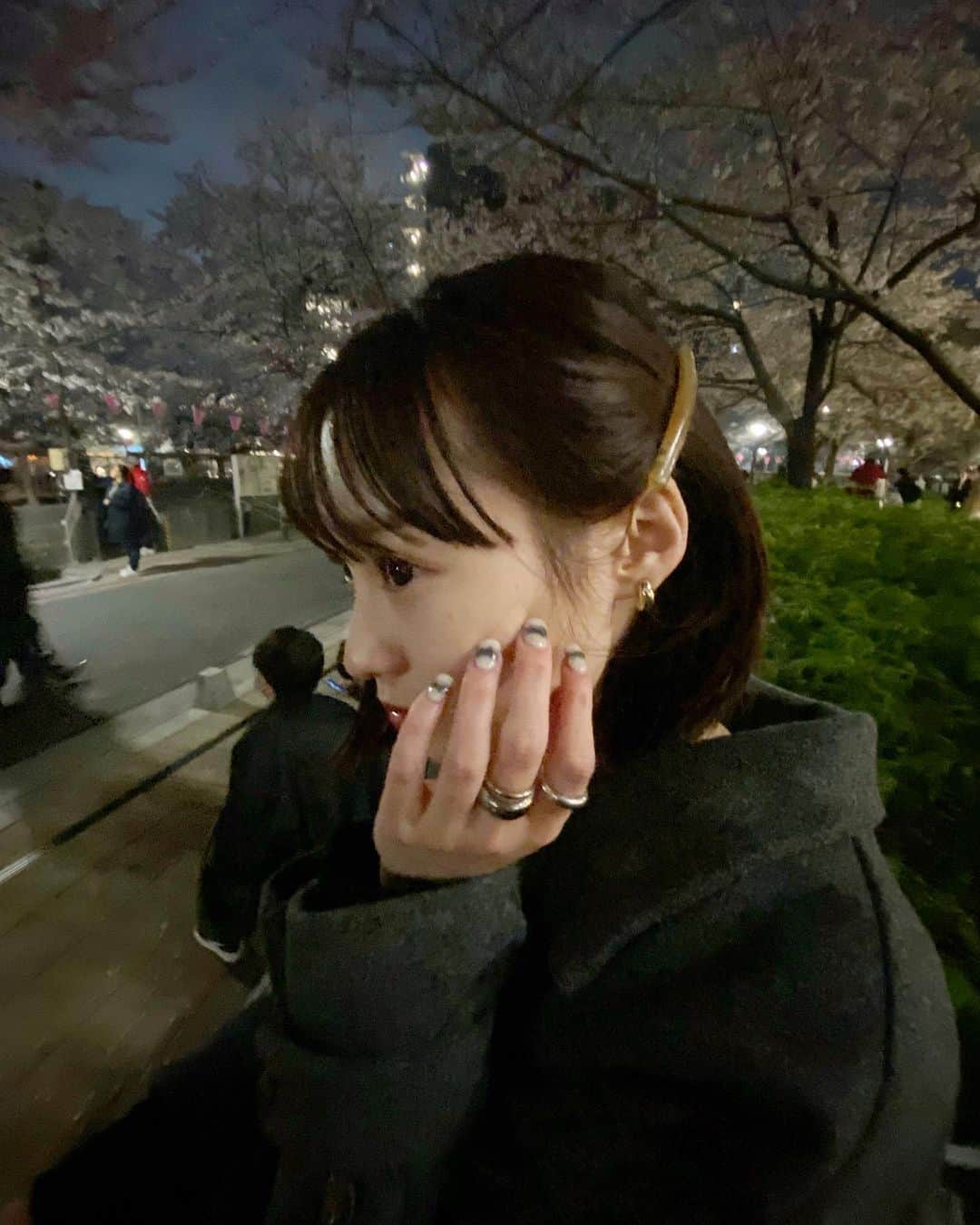 中村侑里さんのインスタグラム写真 - (中村侑里Instagram)「今年初の夜桜🌸  この日に買ったバレッタすぐつけたの、カワイイ🐈‍⬛」3月30日 19時23分 - moo___pii
