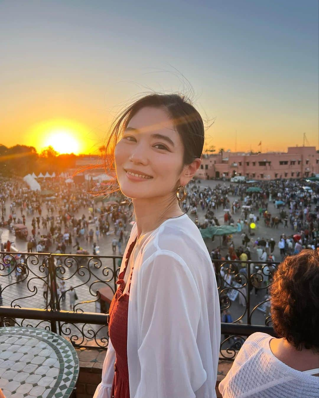 一双麻希 さんのインスタグラム写真 - (一双麻希 Instagram)「無事、3週間のヨーロッパ&モロッコ旅から帰国しました。。 8度のフライト✈︎ 2日連続のロストバゲージ、遅延で乗り継ぎできなかったり💦英語ができない身としては、初めての事にどうしたらいいかもうパニック😭もありましたが笑、 今ではトラブルも旅の醍醐味！と思えます。😌😅 初めての地で色々経験して少し自分が強くなれたと思えるし、旅にも慣れ、 世界がぐんと近くなったような感覚です。🌏✨  色んな美しい景色を見てきたけど、 今思い出してみると旅で最も心に残ってることは、 人との出会い、関わりでした。 冷たく当たられたり雑な扱いにしゅん😢となる事もあったけどw どこの国も街も温かく丁寧な人はたくさんいて。 人の優しさが本当に身に沁みて泣けてきたり。笑 そしてピュアで真っ直ぐで、情熱ある人達にもパワーをもらった旅でした。☀️🤛  ささいな気遣いや優しさでとっても救われたから、 私も誰かに返していきたい、当たり前のことではあるけど 目の前の人に出来る限り思いやりと優しさを持って接していきたいな。  Thanks to everyone I met in Paris, Spain, and Morocco, my trip was very fulfilling and enriching.  thank you.  毎日刺激的過ぎて文にまとめる余裕がなく😅ストーリーばかりでしたが、これから記録投稿していきますね✨  #ヨーロッパ一人旅 #モロッコ #マラケシュ #JemaaelFnaa #ジャマエルフナ広場   #フナ広場 #モロッコ旅行 #モロッコ旅 #モロッコ観光 #マラケシュ観光 #morocco #marrakesh جمال الفناء #مراكش#المغرب #جامعالفنا #旅好き女子 #旅好きな人と繋がりたい #海外旅行 #海外一人旅 #女一人旅 #山ガール #登山女子 #登山 #自然が好き #アウトドア好き #アウトドア女子 #キャンプ女子 #登山初心者 #アフリカ大陸  #sunset」3月30日 19時24分 - isso_maki315