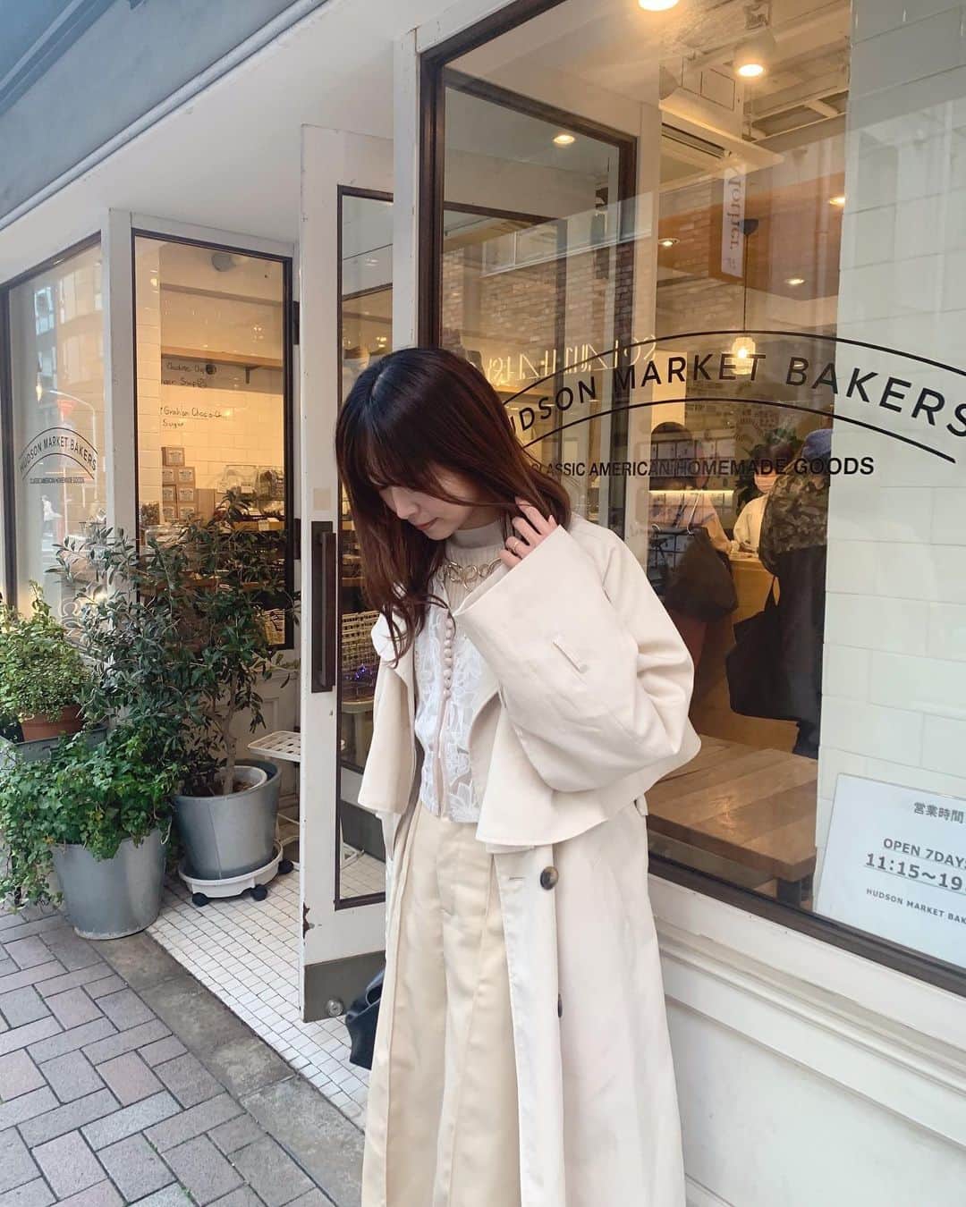 桃咲まゆのインスタグラム：「_  ワントーンコーデだった日 🤍 春はアイボリーが特に着たくなる… 冬でも着てたけど。笑  写真ぜんぶ俯いてるワ」