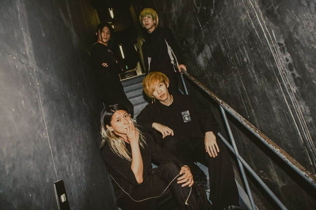 滝口大樹のインスタグラム：「僕たちBANDLLY。  メジャーデビュー決定。  ボーカルは居ませんがバックダンサーは居ます。  バンドメンバーと抱き合った瞬間に安堵感に包まれた。 バンマスのミンペイさんに最大級の感謝を。  #ファイナリー  #LEGOBIGMORL  #rhythmictoyworld  #感覚ピエロ  #keytalk  #メジャーデビューは嘘です   Photo by @kyoka_akiwa」