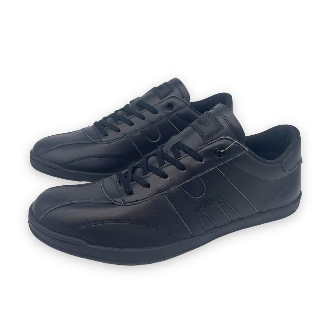 Mobus Footwearさんのインスタグラム写真 - (Mobus FootwearInstagram)「NEW MUNSTER WR 撥水仕様で急な雨でも安心のレザースニーカー。 *生活撥水機能になり、完全な防水機能を保証するものではありません。  ▶️Price:11,500 ▶️Size:40-44 ▶️Material：撥水レザー ーーーーーーーーーーー 🔍 NEW MUNSTER WR の購入はアカウントトップの（@mobusofficial）から！   @mobusshop  @mobuskyoto  @mobusnagoya  @mobusshimokitazawa #mobus #モーブス #mobussneaker #モーブススニーカー #ドイツ #mobusofficial #mobusoriginal #SASCHA #おしゃれさんと繋がりたい #シンプルコーデ #タウン #デートコーデ #ビジカジ #Traditional #トラディショナル #walk #kickstagram #冬コーデ #コーディネート #カジュアルコーデ #スニーカーコーデ  #足元コーデ #カジュアルファッション #キックス #スニーカー大好き #シューズ #ドイツ #ブンデスリーガ」3月30日 19時27分 - mobusofficial