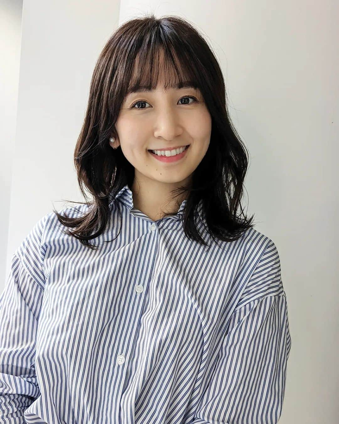 小野恵美のインスタグラム：「New Hair🌸🕊️ 長さは変えず、顔周りのレイヤーが春らしくてお気に入り💐  @yuka.o_air @yuka_o_ginza   今日は入園式前の娘も一緒にカット✂ 母娘で岡田さんにお世話になってます👧🏻👩🏻 ありがとうございます！ 　  #ヘアスタイル #ヘアメンテナンス #ヘアカット #美容室 #美容院 #銀座美容室 #hair #haircolor #haircolor #春メイク #ママ #ママヘア #ミディアムヘア #セミロング #30代ヘアスタイル #LEEキャラクター」