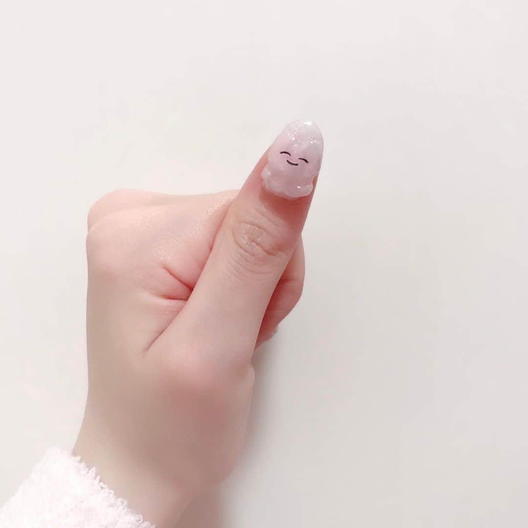 谷崎早耶さんのインスタグラム写真 - (谷崎早耶Instagram)「🎀🤍  にゅーねいる（´-`）.｡oO  4周年コンサートに向けてネイルを新しくしたよ〜！ お姉ちゃんのお友達が素敵なネイルをしてくれました💭  だいすきなピンクと白でいっぱいなんです☺️🌸✨ どの爪もデザインが違くて全部かわいくてしあわせ。。 親指には立体のさやうさが！かわいすぎて一生見てます！  明日のコンサートはこのネイルでがんばります✊🏻♡ ピンクと白はたにさやのサイリウムカラーでもあるので ぜひふりふりしてくれたらうれしいです…！！🎀」3月30日 19時33分 - tanizaki_saya__