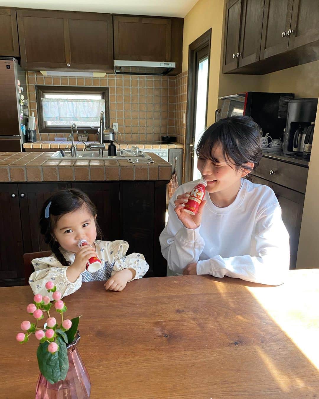 北澤 宏美さんのインスタグラム写真 - (北澤 宏美Instagram)「🔴🔴⚪️ カンパーイ🥂 親子で愛飲しているR-1 長女も大好きなようで、気づいたら買い物カゴに入ってるからおもしろ可愛い。。😂😄  もうすぐ新年度ということで いろいろ忙しくなってくる大事な時期 日頃から体調管理をすることで、気持ちの面でも余裕が持てるようR-1はかかせない  私だけでなく娘の体調も気をつけなくては... 偏食ぎみの長女だけど R-1に限っては自ら飲んでくれる（←これビックリ！）から本当ありがたい！嬉しい！助かる🥹💞  サイズ感や容量も程よく なにより美味しいから私はすき☺️ 最近は冷蔵庫に大量ストック中  生き生き楽しい毎日が過ごせるよう 健康第一で過ごさなくちゃね😌  明治プロビオヨーグルトR-1ドリンクタイプ （↑全国のスーパーやコンビニ等で購入できるよ） @meiji_yogurt_r1   #体調管理 #r1ヨーグルト #PR」3月30日 19時33分 - romihy58