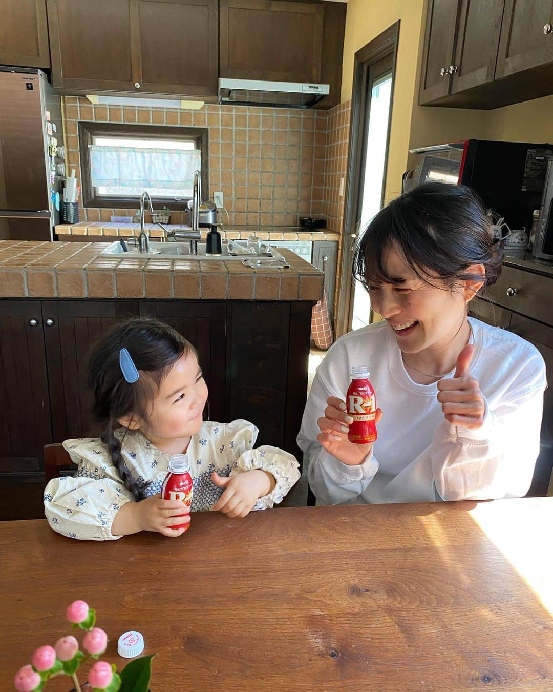 北澤 宏美さんのインスタグラム写真 - (北澤 宏美Instagram)「🔴🔴⚪️ カンパーイ🥂 親子で愛飲しているR-1 長女も大好きなようで、気づいたら買い物カゴに入ってるからおもしろ可愛い。。😂😄  もうすぐ新年度ということで いろいろ忙しくなってくる大事な時期 日頃から体調管理をすることで、気持ちの面でも余裕が持てるようR-1はかかせない  私だけでなく娘の体調も気をつけなくては... 偏食ぎみの長女だけど R-1に限っては自ら飲んでくれる（←これビックリ！）から本当ありがたい！嬉しい！助かる🥹💞  サイズ感や容量も程よく なにより美味しいから私はすき☺️ 最近は冷蔵庫に大量ストック中  生き生き楽しい毎日が過ごせるよう 健康第一で過ごさなくちゃね😌  明治プロビオヨーグルトR-1ドリンクタイプ （↑全国のスーパーやコンビニ等で購入できるよ） @meiji_yogurt_r1   #体調管理 #r1ヨーグルト #PR」3月30日 19時33分 - romihy58