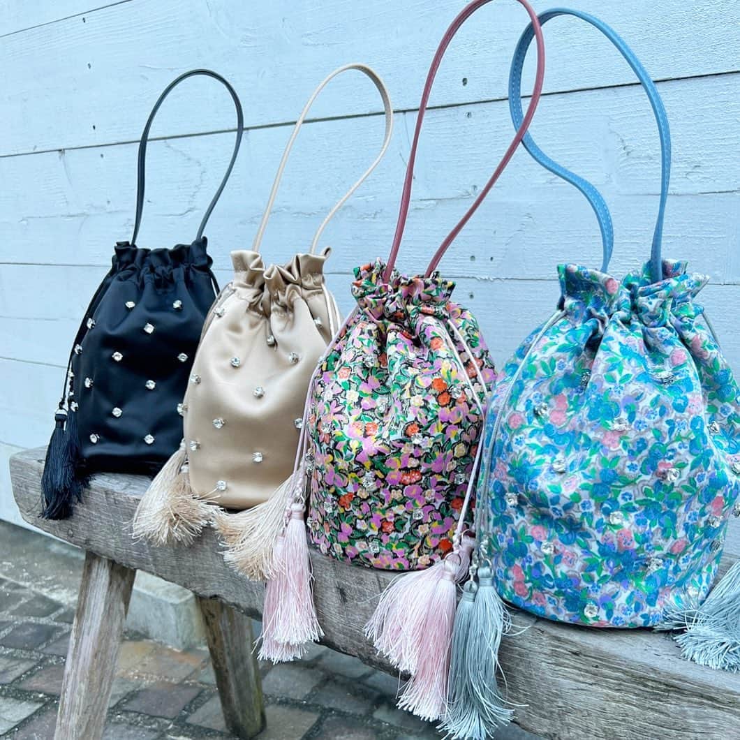 Tsuru by Mariko Oikawaのインスタグラム：「bijou tassel bag.  艶やかな生地にビジューを散りばめた華やかな巾着バック。 紐の先にはたっぷりのフリンジが施され、揺れ動く様も可愛い◎ 程よい内容量でデイリーにも活躍。  Spaniel ¥16,500（tax in）  #tsuru #tsurubymarikooikawa #2023ss」