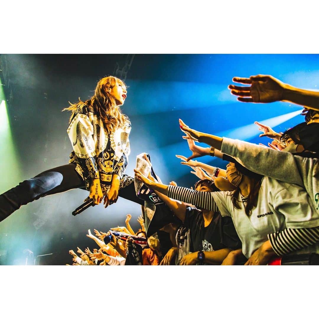 のインスタグラム：「先日、東京はZepp Hanedaにオンステージ。1日目。  写真 @cazrowaoki   #東京 #zepphaneda #友の会 #superbeaver #🗼」