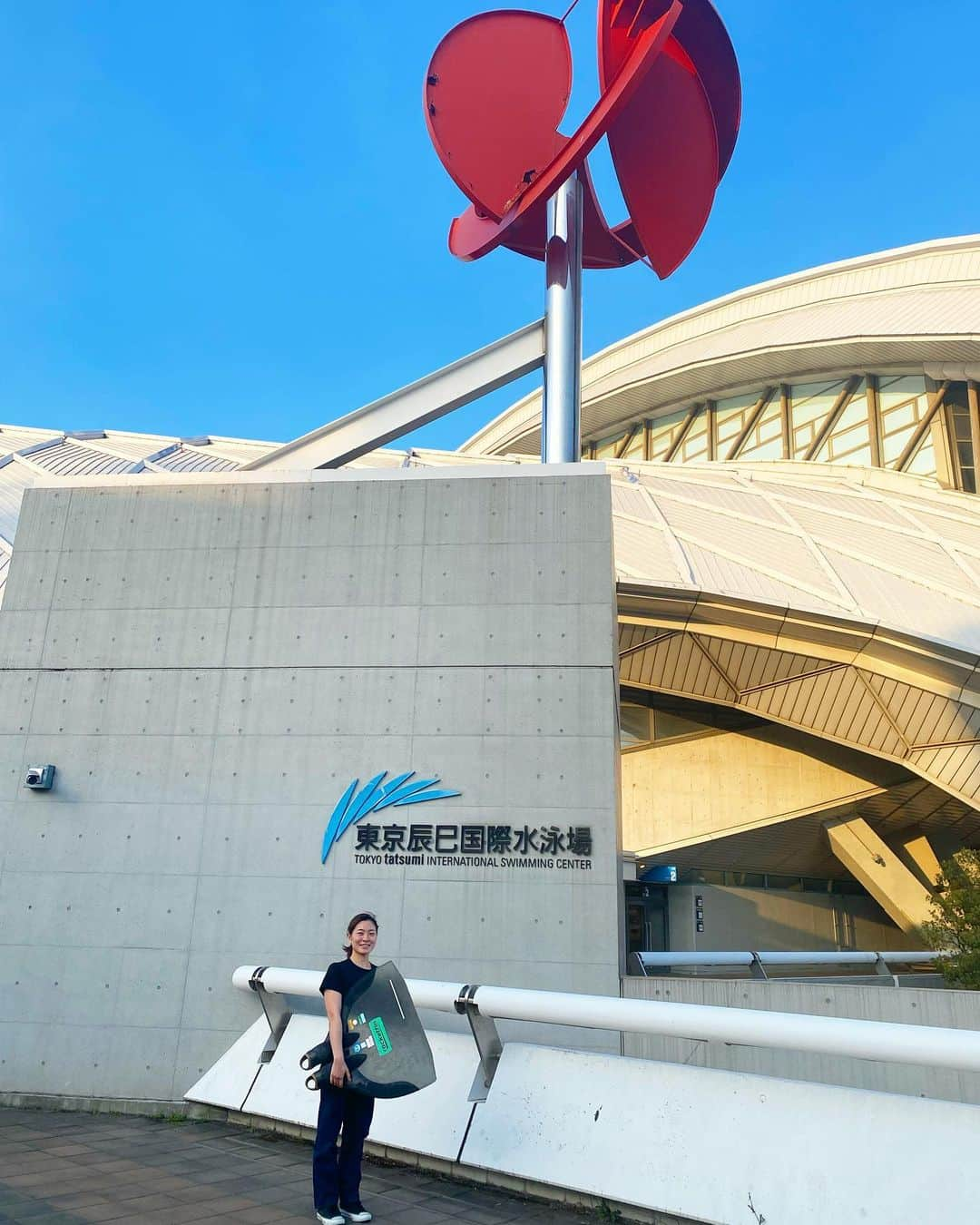 髙津奈々のインスタグラム：「🏊‍♀️🏊‍♀️ありがとう辰巳のプール🏊‍♀️🏊‍♀️  私の競技人生、 なんなら私の人生を作った1番の場所 と言っても過言ではない、  東京辰巳国際水泳場  私が青山学院を卒業するこの同じタイミングで 辰巳もこの3月で閉館。 なんだか寂しいな😔  初めての大会も、初めての全国も、練習も、苦しい思い出も、最高に嬉しい思い出も、全部ここで経験して、 間違いなく1番自分と向き合うことの多かった場所でした。  小学２年生のデビュー戦から、 最後はフィンスイミングに種目を変え、 トレーニング環境としてお世話になりました。  たくさんの送り迎えと応援をしに来てくれた、 母とLeiくん🐕‍🦺と最後に記念写真を撮りに来ました。  ありがとう、もう少し見守っていてね🐕‍🦺🖤👩🏻  Lei君はいつもドッグランで待機☺️  最後の写真は 初めて我が家にレイくんが来た日🐕‍🦺 辰巳で試合の日だった。昨日のようだけど、もう９年が経っちゃうんだな。  #東京辰巳国際水泳場 #競泳 #フィンスイミング #思い出 #プール」