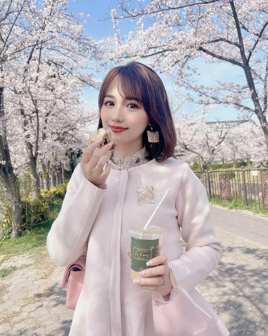 加藤里奈のインスタグラム：「⋆ お花見日和〜🌸  山崎川で撮影してきました〜 桜が満開でとっても綺麗だった😚  お花見コーデには @chou_chou_ma_cheri の新作を🤍 ピンクコーデお気に入りです💗  #お花見 #花見 #お花見スポット #お花見コーデ #お花見デート #桜 #桜スポット #山崎川 #桜並木 #桜並木道 #ピンク #ピンクコーデ」