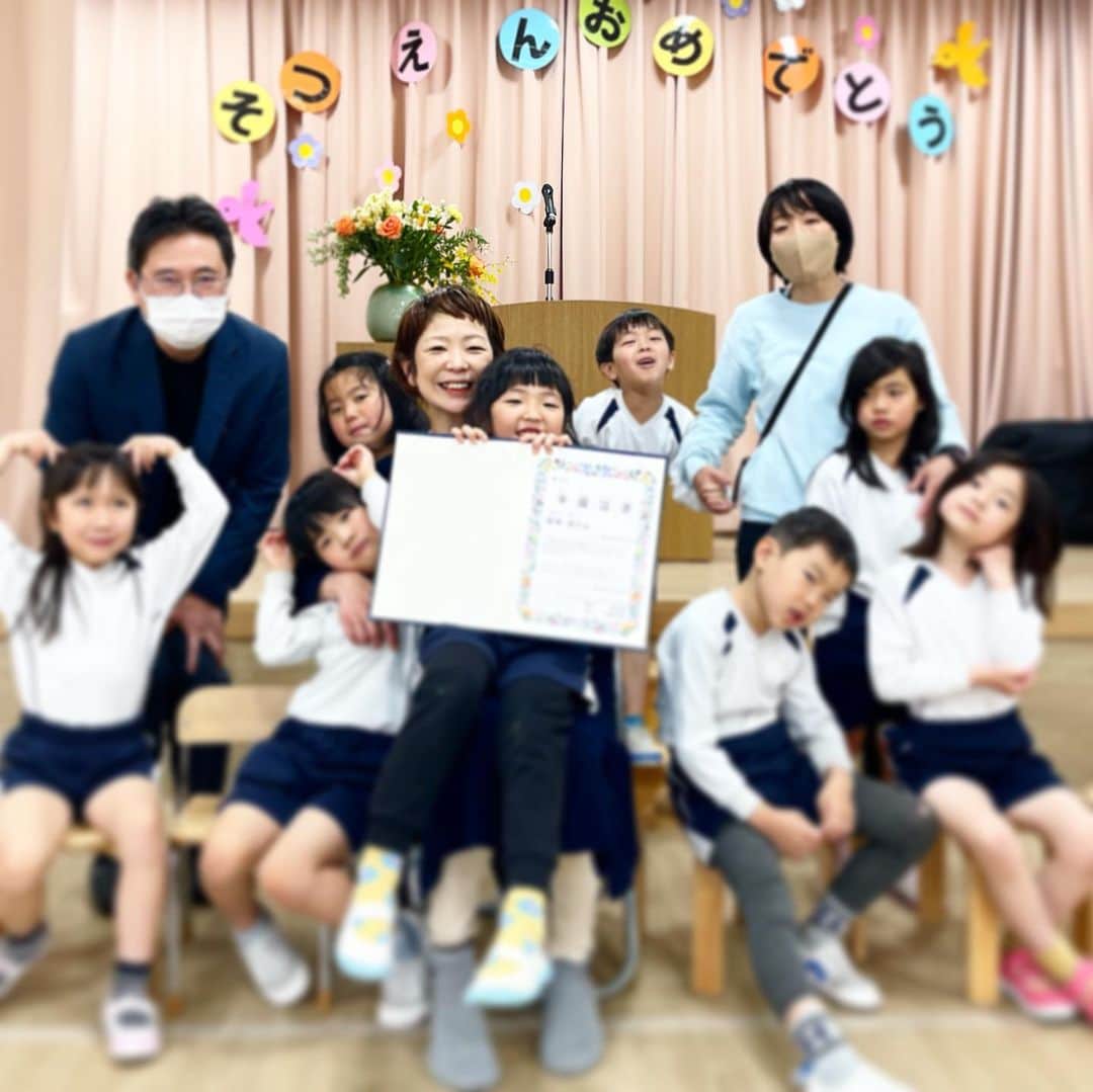 のインスタグラム：「大阪に帰っていたので 残念ながら出席できなかった卒園式  娘の為に、もう一度卒園式してくれた保育園。  本当に有難い😭いい保育園❤️  お友達たちは、卒園のお歌の間に、お友達や親や先生に対して 素晴らしい感謝の気持ちをそれぞれ述べるんだけど  娘は、涙腺崩壊の私に対して 「メイクとれてるじゃないかー！」と私に突っんでくる😅  いい子になる気ないな。自由やな。  小学校大丈夫か？（笑）  いい子に興味ない娘に、心配は沢山沢山あるけど  でもまぁ私は、そんな娘が好きよ❤️  とりあえず、３年間お疲れ様だね❤️」