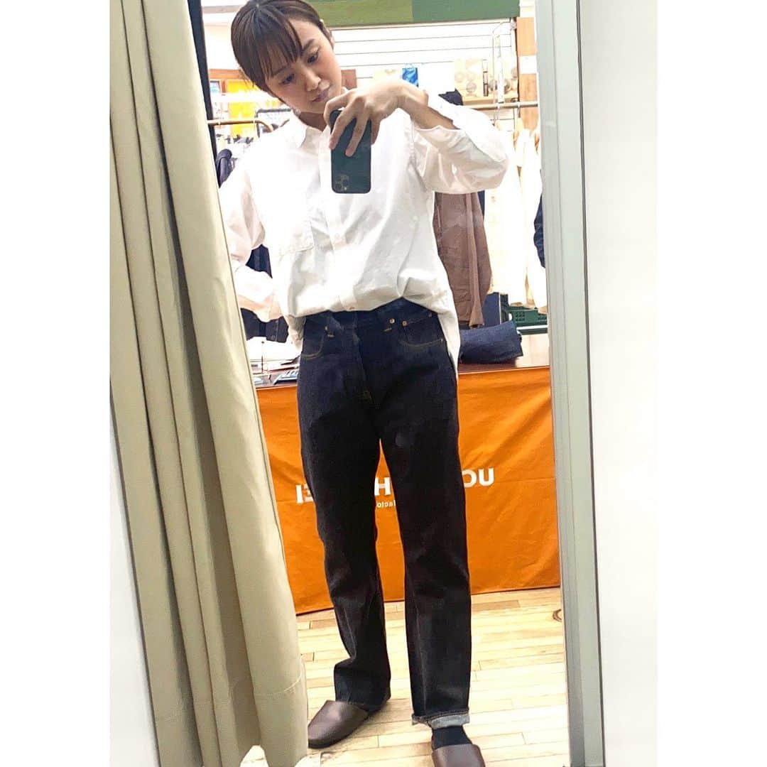 真下玲奈さんのインスタグラム写真 - (真下玲奈Instagram)「友達の同級生さんが岡山県で作ってる むちゃくちゃ かっこいいジーンズに出会いました🧡  @uchidahousei   レインボーのワイドにしたよ🌈 むちゃくちゃ丁寧に裾の長さを見てもらって、 岡山で直してから届くとのこと。わくわく  履けば履くほど味が出るとのこと。 私のジーンズさんはどんな感じで育つのか楽しみ☺️  本当に好きなジーンズ好きは、一緒に寝るらしい。 私はそこまでしちゃうのか😏  そして、みんなお揃。仲良しか！  明日まで新宿の東急ハンズ2階で POP UPショップが出てるのでぜひ行ってみてください😆  #岡山県津山市  #デニム #ジーンズ #レインボージーンズ #jeans #内田縫製」3月30日 19時39分 - r.mashitaaa.221