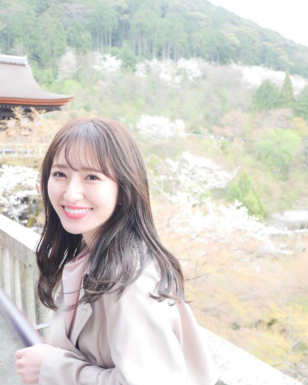 のインスタグラム：「京都旅🤍  #スターダスト #伊藤彩華 #桜 #春コーデ #トレンチコート#清水寺 #春カラー #fashion #kyoto #kiyomizuderatemple #旅行 #女子旅」