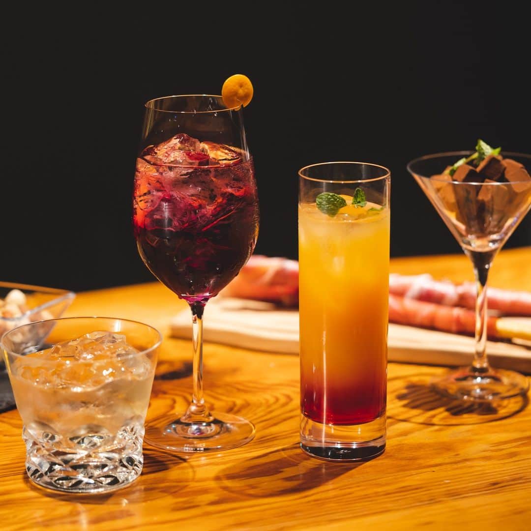 ～IRORIダイニング～ゆとりろ西伊豆のインスタグラム：「当館の「BAR ATARAYO」では ウィスキーからオリジナルカクテル、 #モクテル 　（ノンアルコールカクテル）まで幅広くお愉しみいただけます。  カクテルに詳しくない方も、 お好みをお気軽に仰ってくださいね。  ■営業時間：19:30〜23:00(LO22:30)  ※宿泊外のご利用については お問合せ多数につき、一時停止をさせていただきました。 誠に申し訳ございません。  #あたら夜西伊豆 #あたら夜 #可惜夜 #伊豆旅行 #伊豆デート #夜カフェ #bar #夜パフェ #伊豆 #ゆとりろ西伊豆 #旅館 #温泉 #温泉旅行 #温泉デート #izu #onsen #japantravel #sake #cocktail」