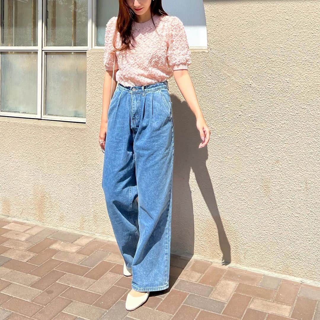Nagiのインスタグラム：「春コーデ♡  めちゃ可愛いフリルレースのトップス🥰  アイボリーとブラックとピンクの3色で悩むくらいどの色も可愛い🥺💘  ゆるいデニムと合わせ〜  tops. @titivatejp  bottom. #dholic bag. #bottegaveneta   . .  #titivate#titivatestyle#ティティベイト#タイアップ#シアーフリルレースプルオーバー#大人カジュアル#トレンドコーデ#プルオーバー#春コーデ#骨格ウェーブ#ブルベ冬」