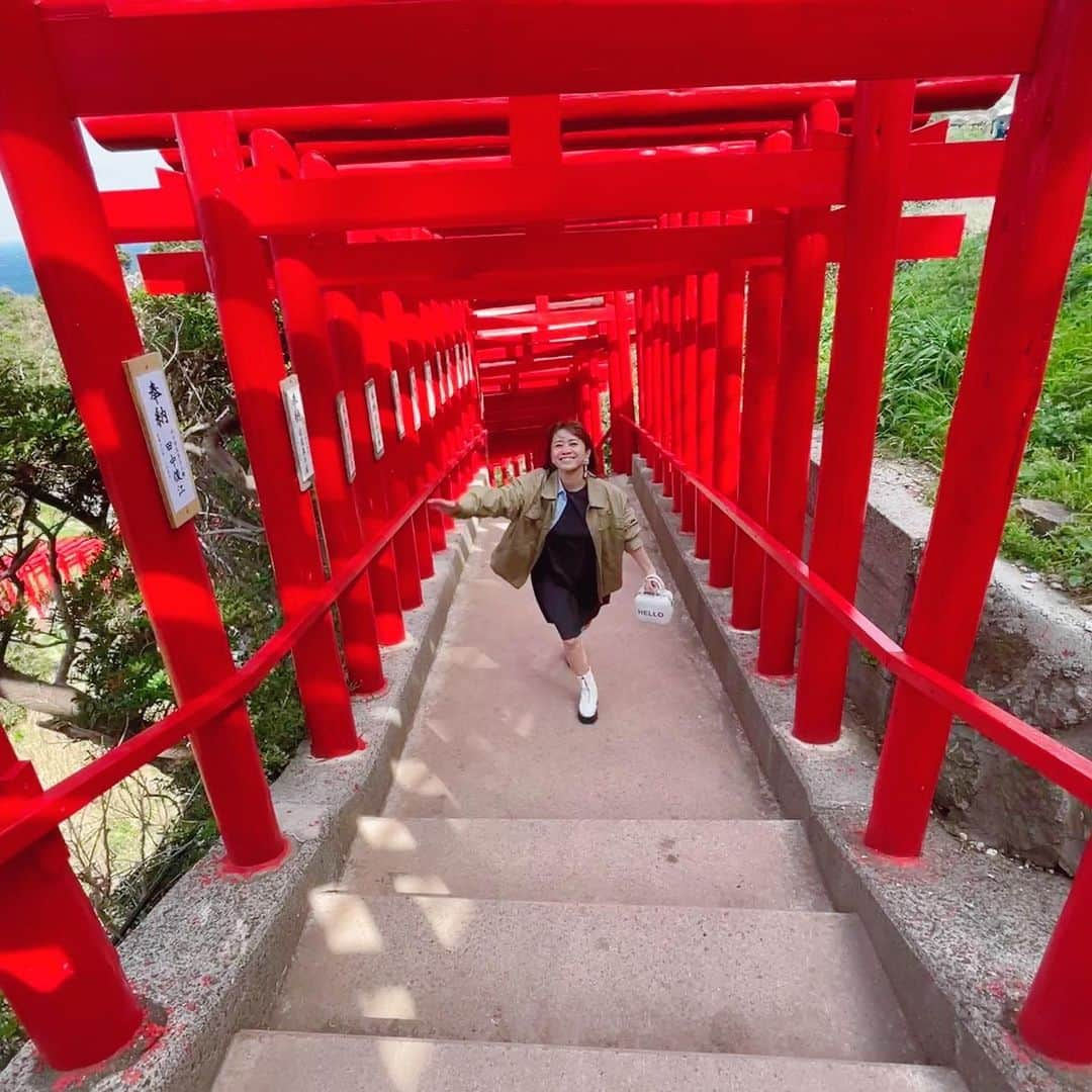 平井喜美のインスタグラム：「強風パート2✌️ ⁡ ⛩元ノ隅神社 とにかく風がすんごくて ここもすぐ退散🤣 ⁡ ⁡ 山口県グルメといえば 瓦そば 麺が焼けてパリパリのところ よかった😌」